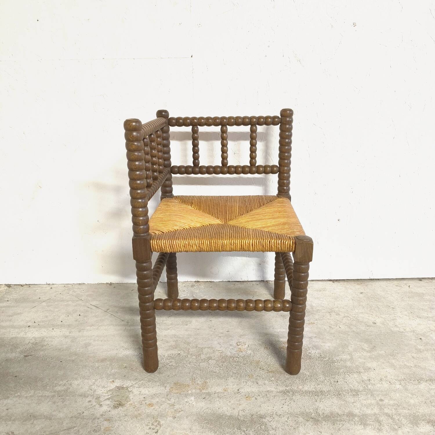 Chaise d'angle paillée et bois tourné