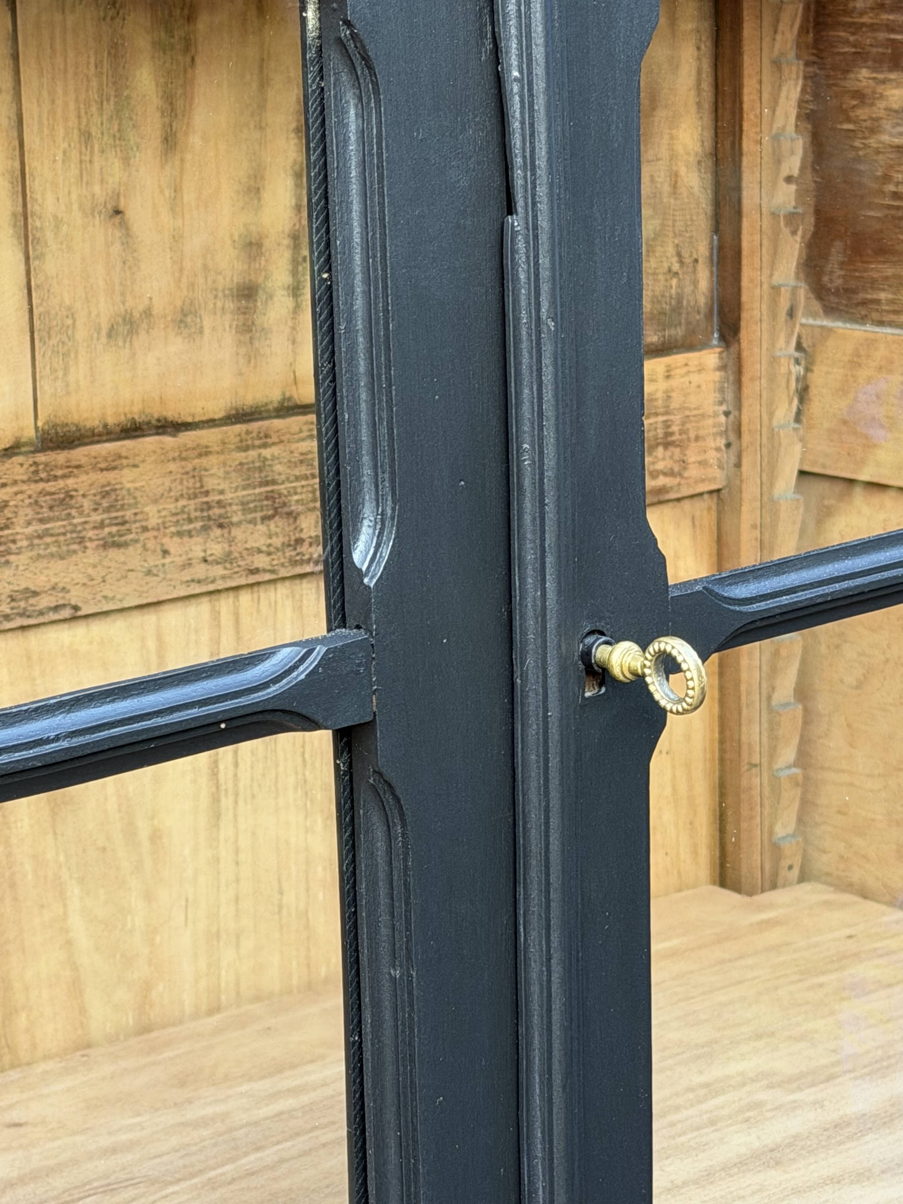 Armoire parisienne noire vitrée rénovée