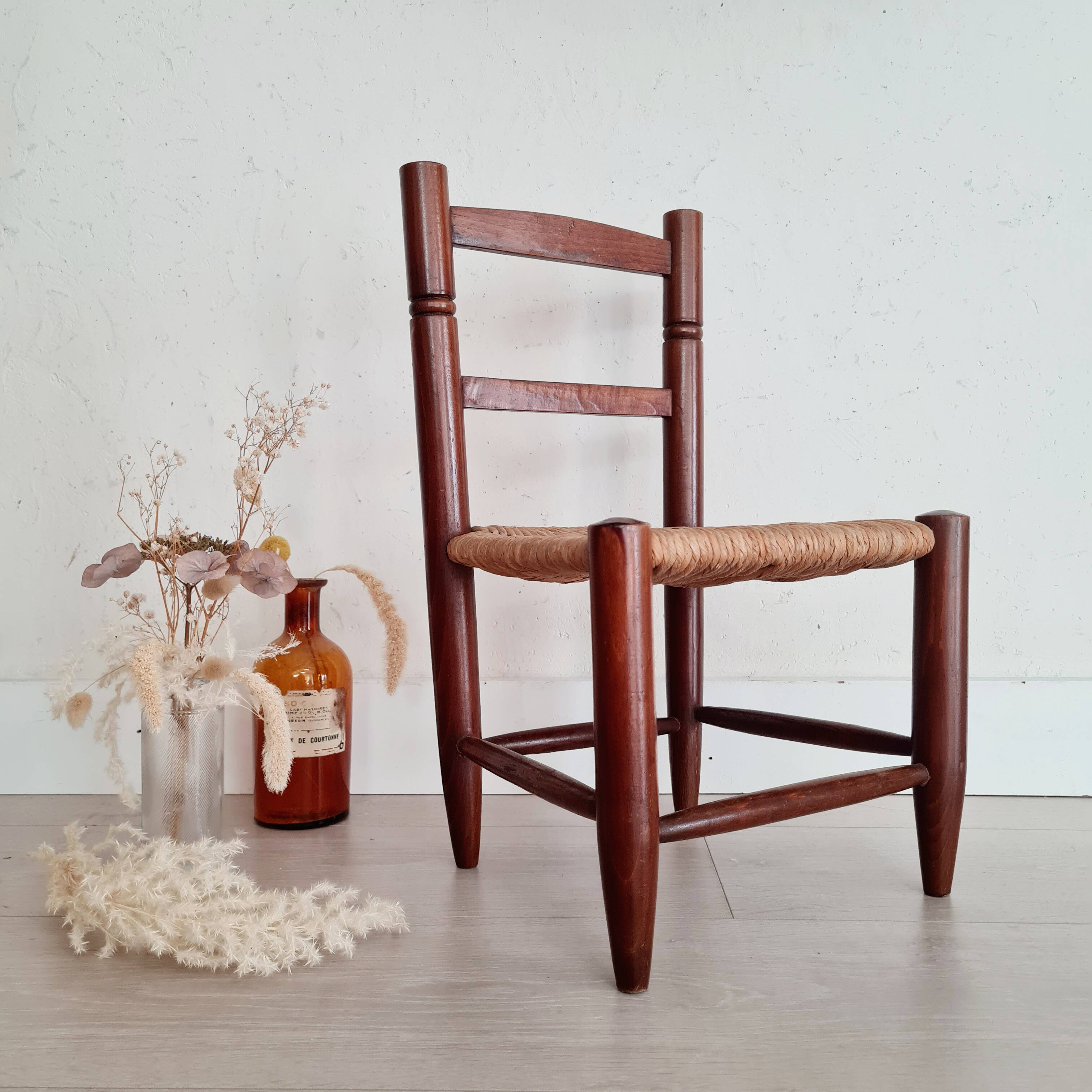 Mini wooden and straw chair - brutalist look