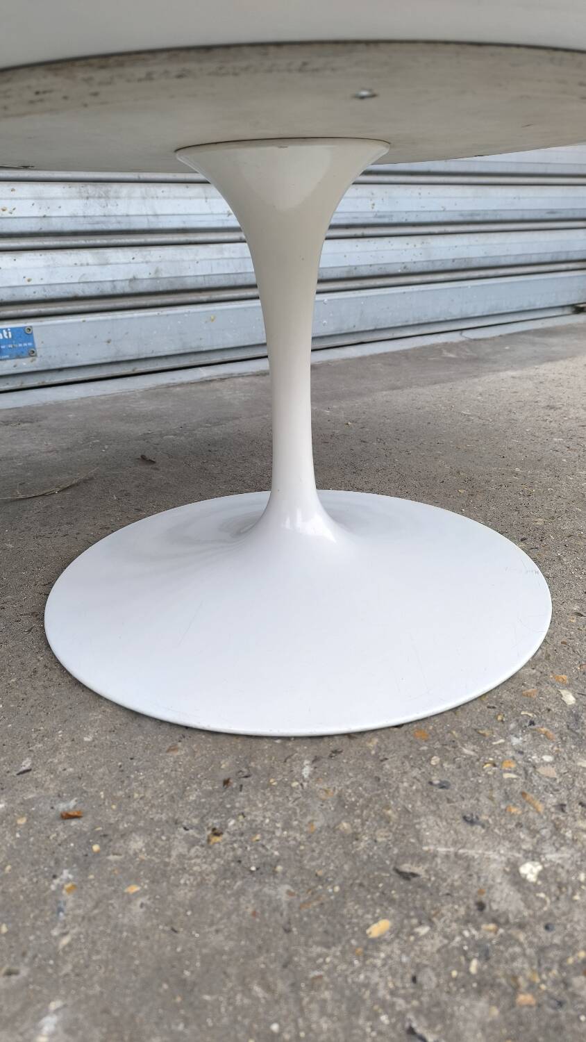 Oval Tulip Coffee Table by Knoll International design Eero Saarinen