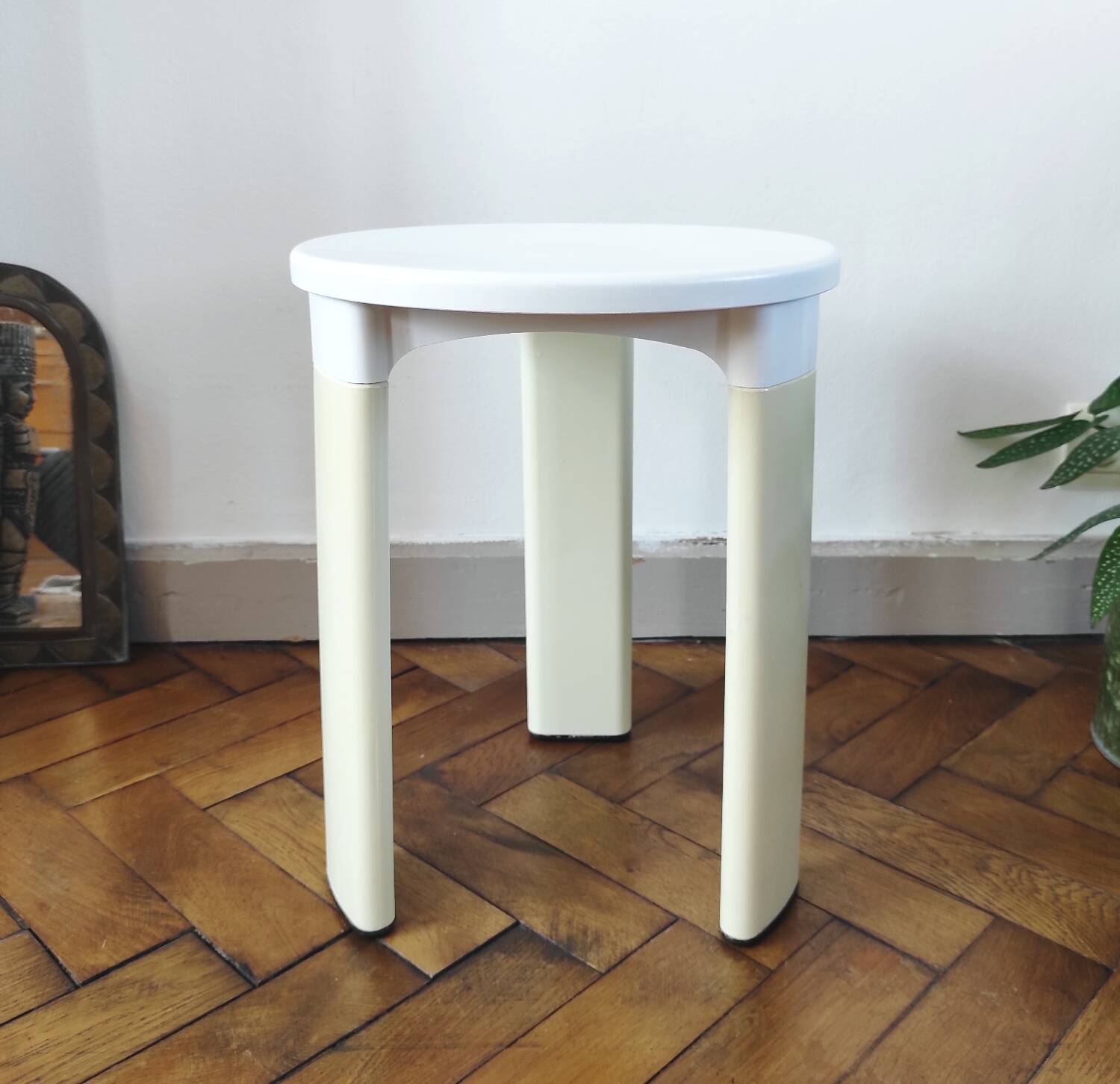 Vintage Space Age tripod stool in white plastic – Tatay, 1970s