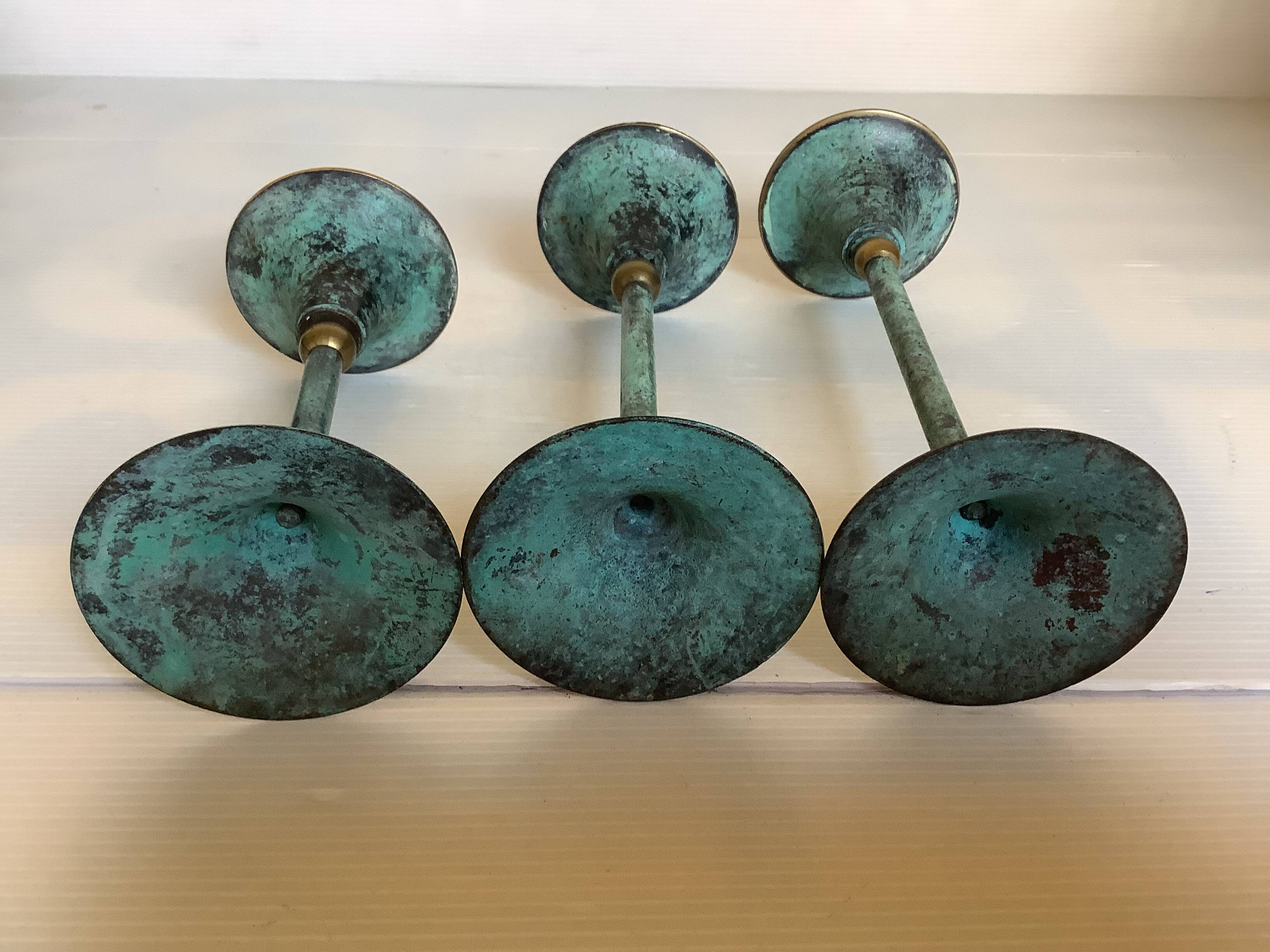 Set of candlesticks with green patina and brass Memphis