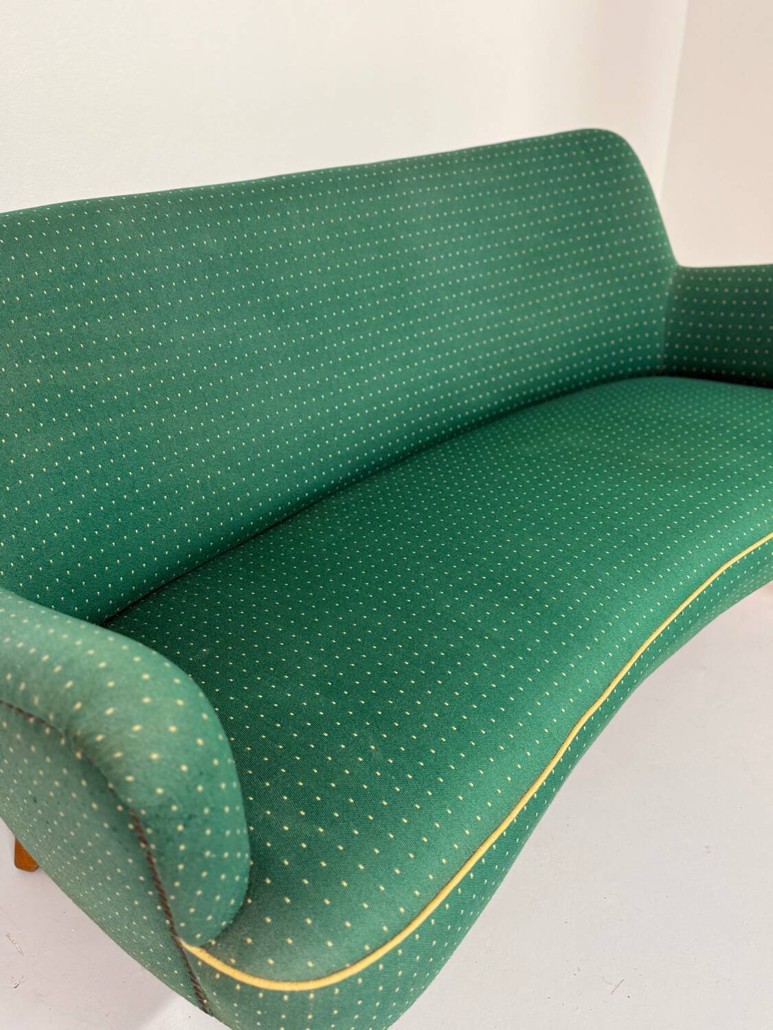 Ancien canapé haricot cocktail vert vintage design des années 50