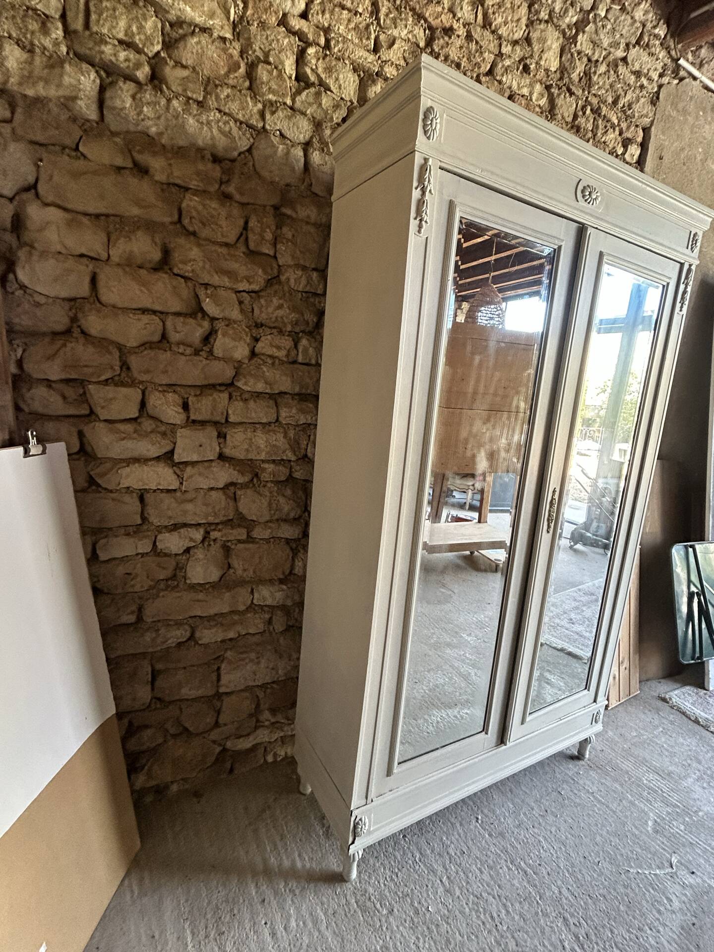 Armoire ancienne avec miroir
