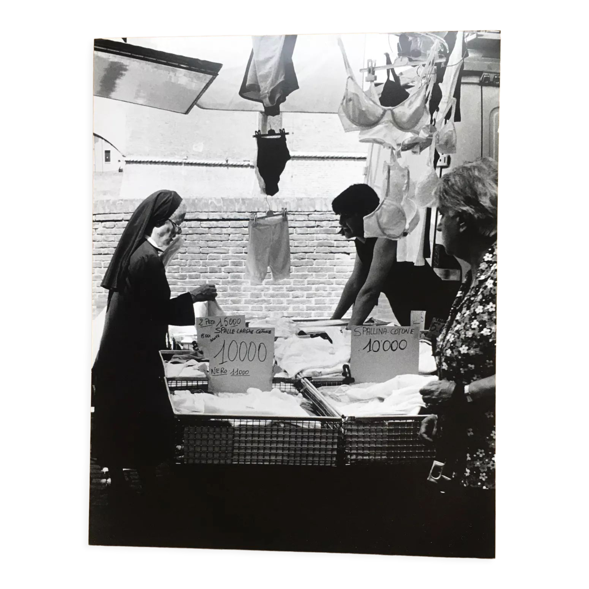 Photo années 90, religieuse et sous vêtements