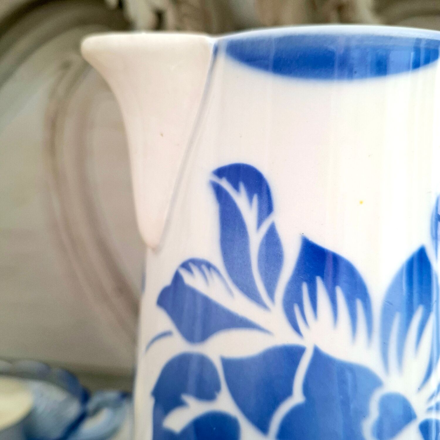 Pichet ancien en faïence Digoin