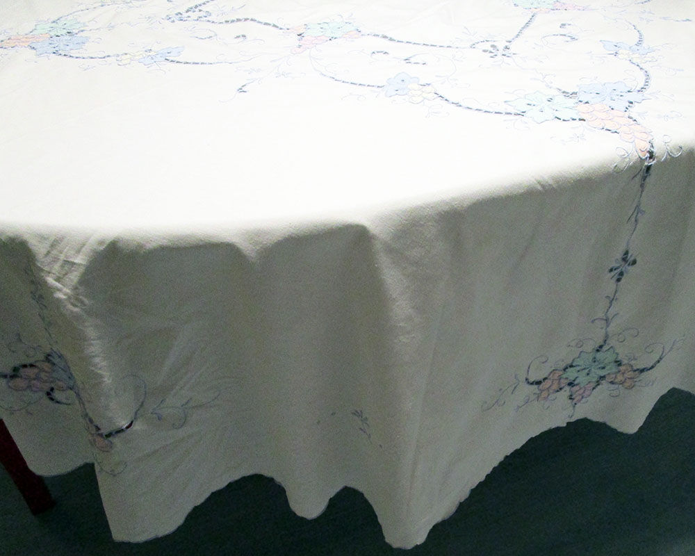 Multicolored embroidered round sheet