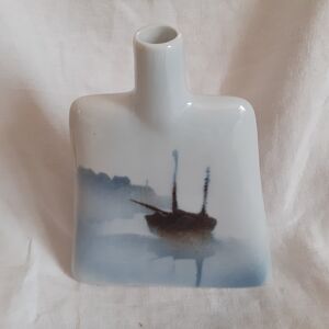 Vase soliflore  en grés émaillé de créateur Guérandais. Pièce unique. Bleu. Bateau dans le port.