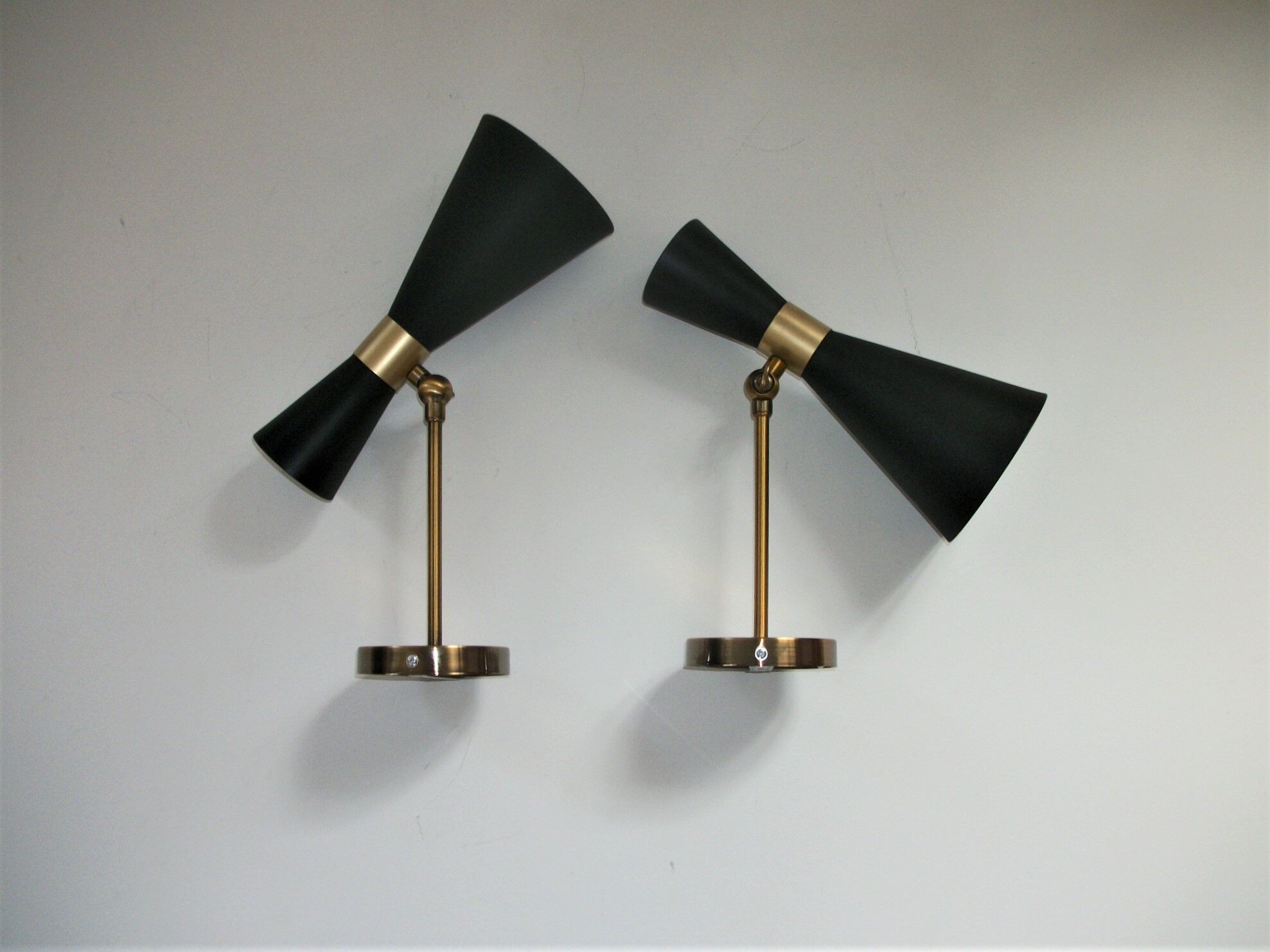 Pair of diabolo appliques