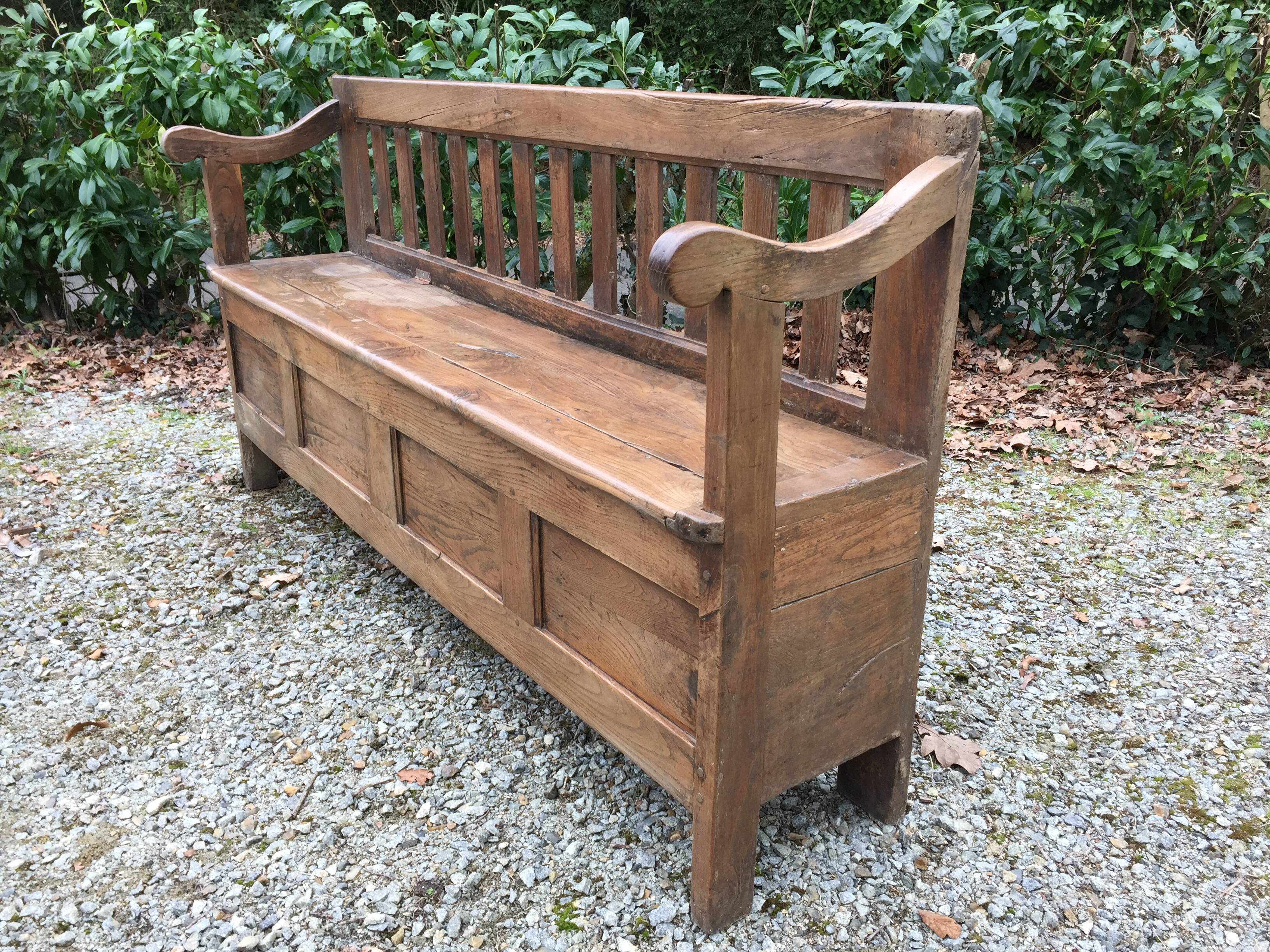 Bench chest paneled in chestnut region Brittany ( Plouay dept. 56 )