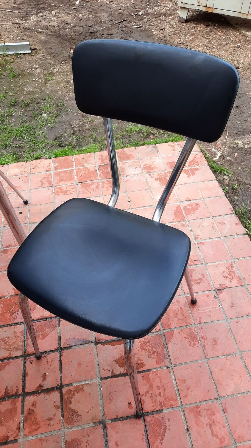 Formica kitchen table and 4 Skaï chairs