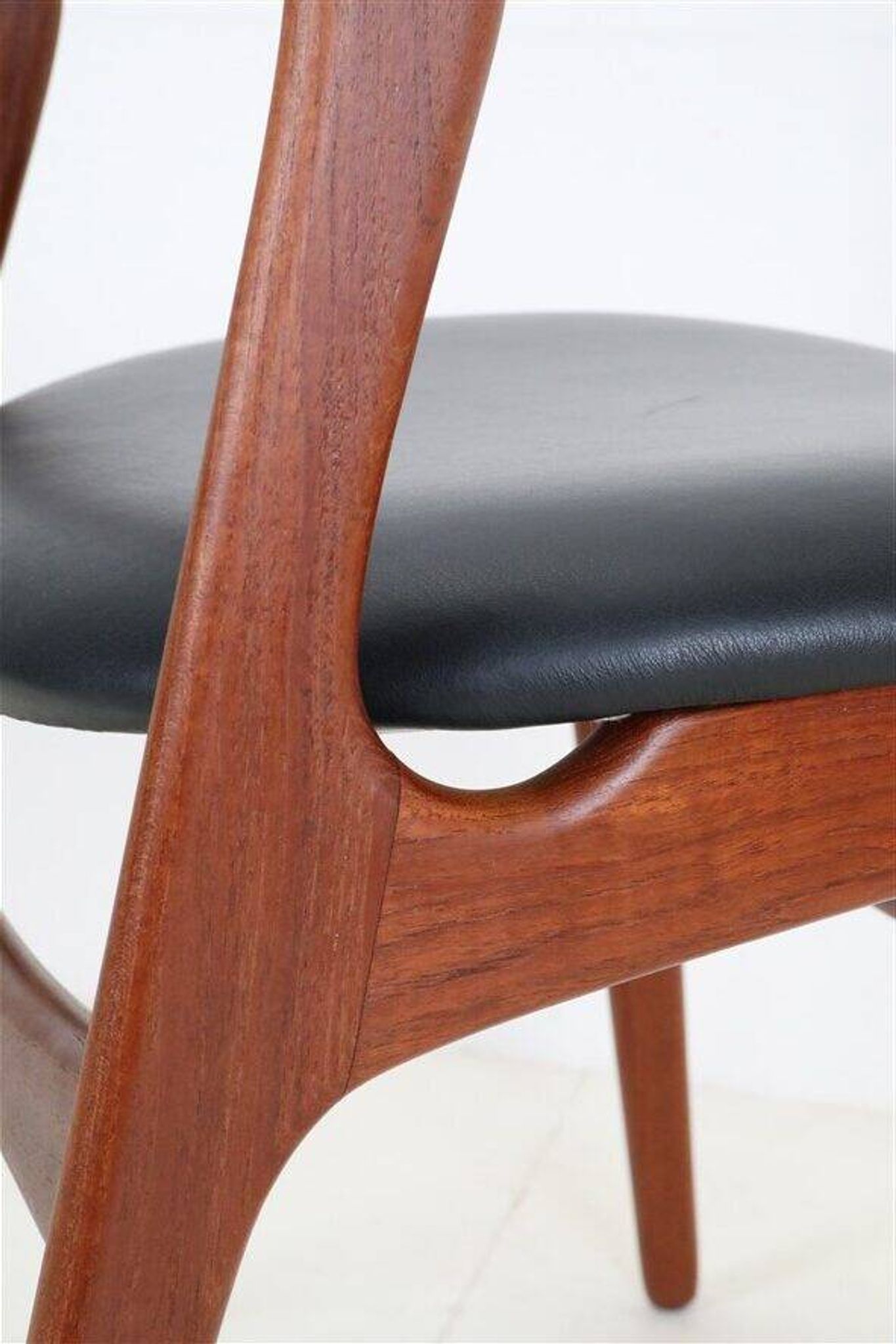 ACO Møbler / Erik Buck “310” teak chair / black leather / mid-century Danish modern design / 1960s / Buch