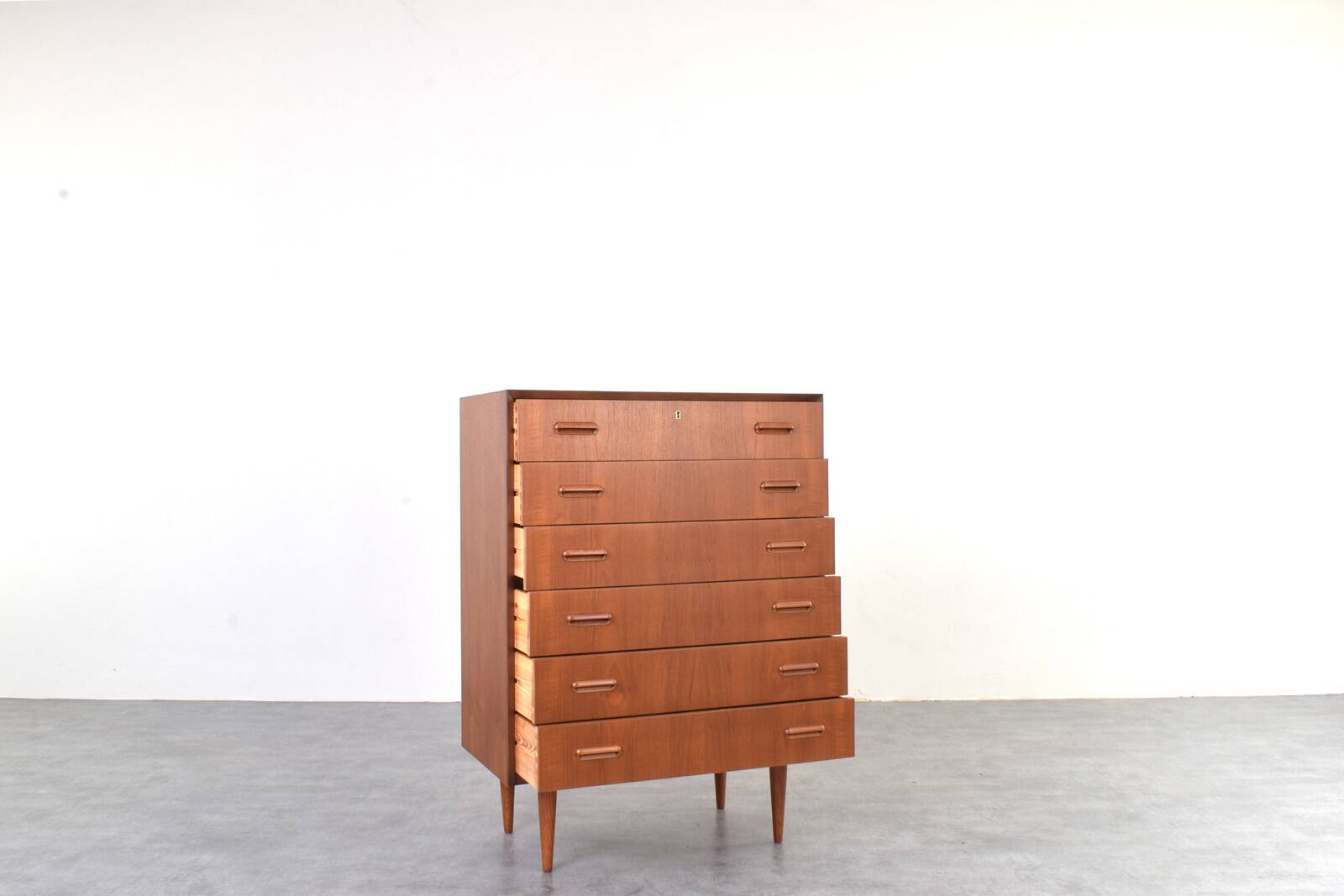 Commode en teck danois des années 1960.