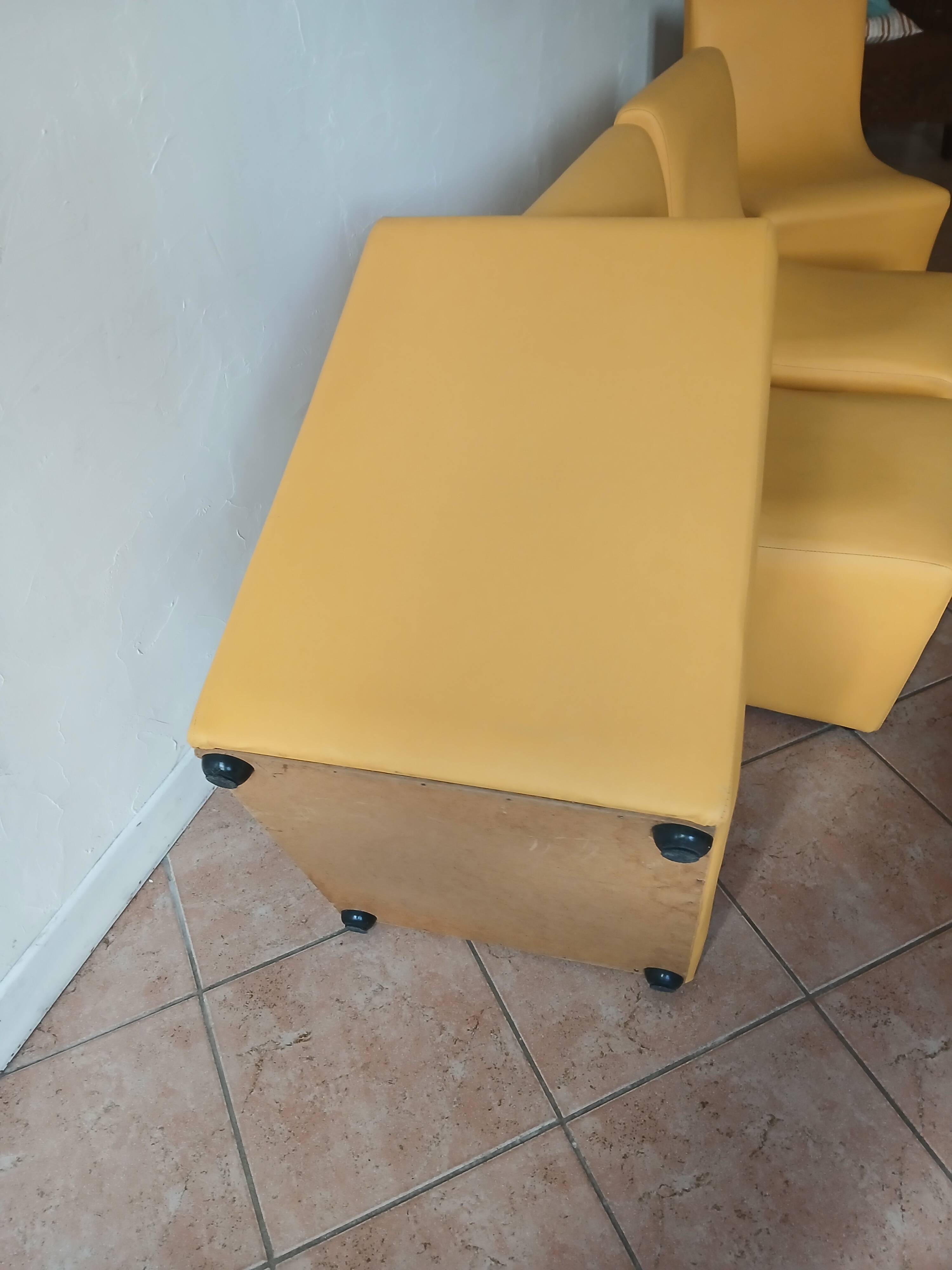 Lot de 4 chauffeuses années 70/80 vintage en similli cuir  jaune moutarde