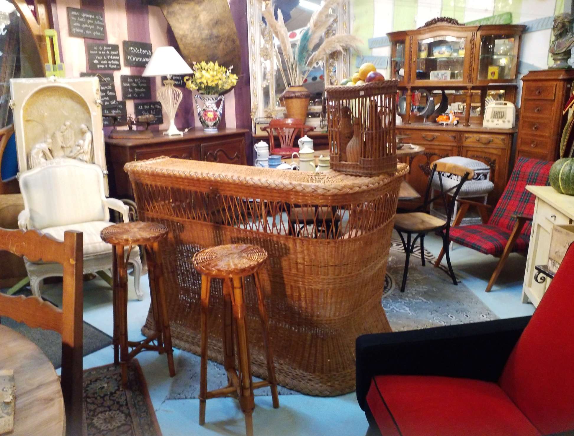 Rattan bar and 2 stools