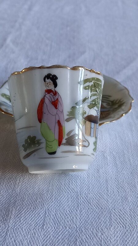 Lot consisting of 2 cups and old saucers in fine porcelain