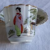 Lot composé  de 2 tasses et soucoupes anciennes en fine porcelaine