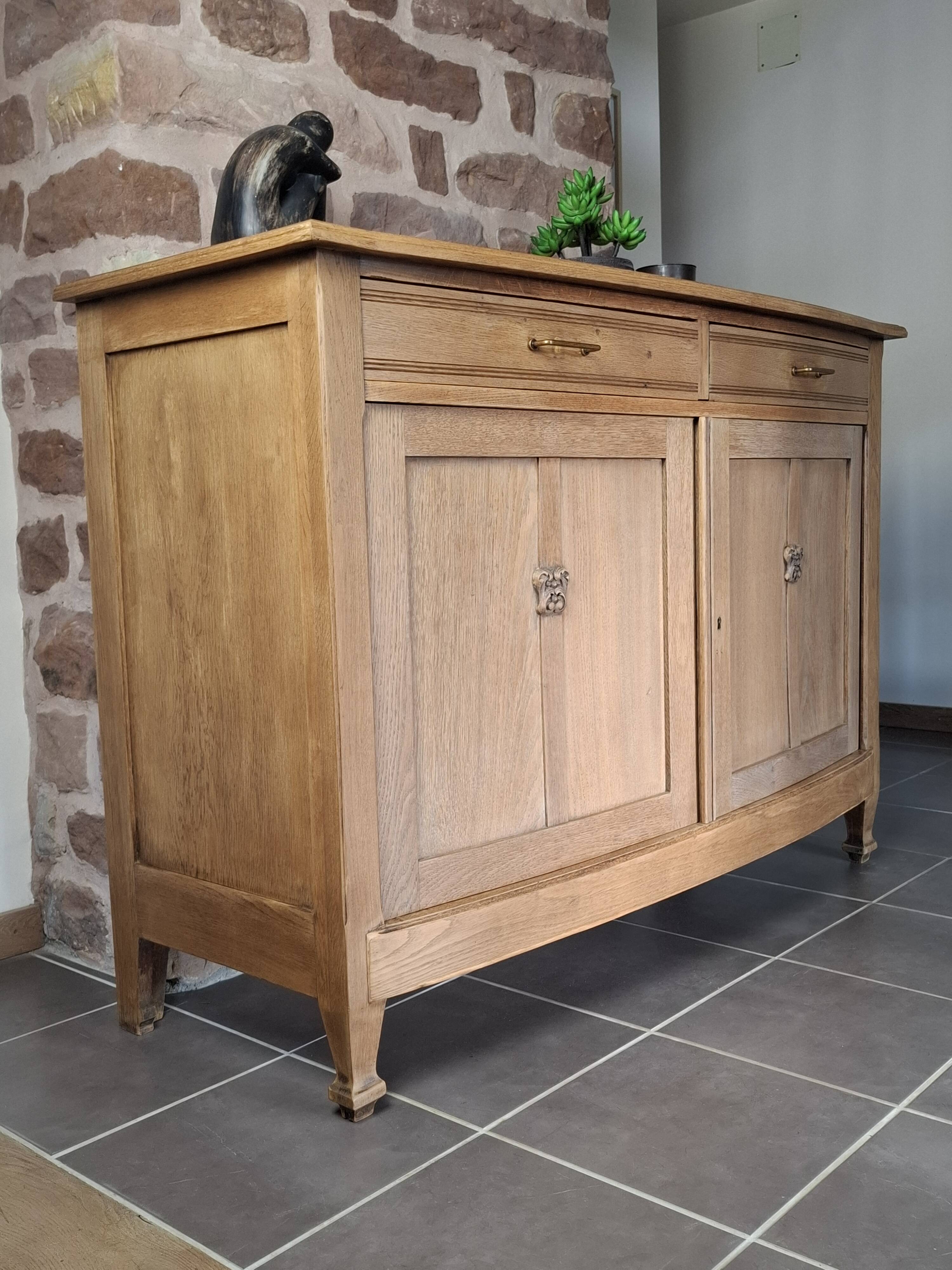 Justin, the understated and chic buffet in solid oak.