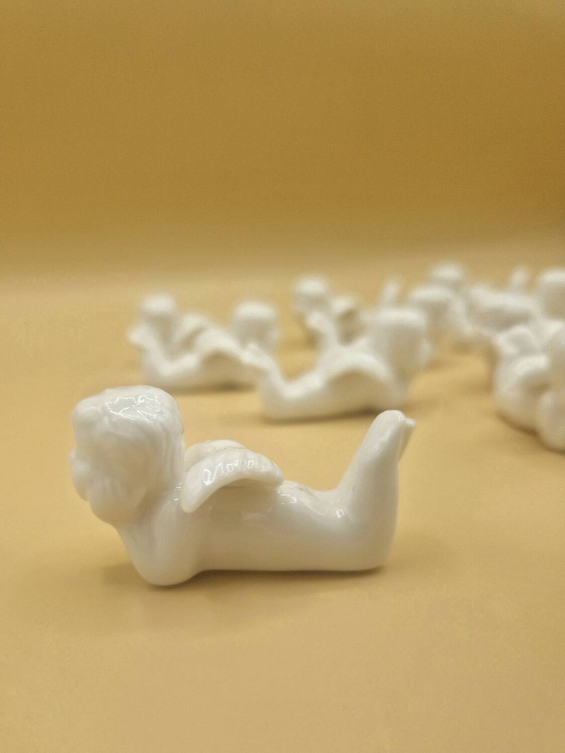 12 porte-couteaux vintage en porcelaine figurant des chérubins