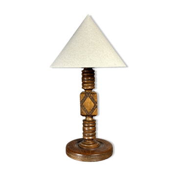 Lampe de table en bois tourné brutaliste du milieu du siècle dans le style de Charles Dudouyt.