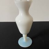 White and blue opaline soliflore