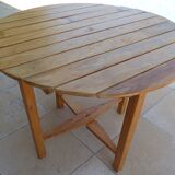 Table and 2 folding garden chairs in natural wood