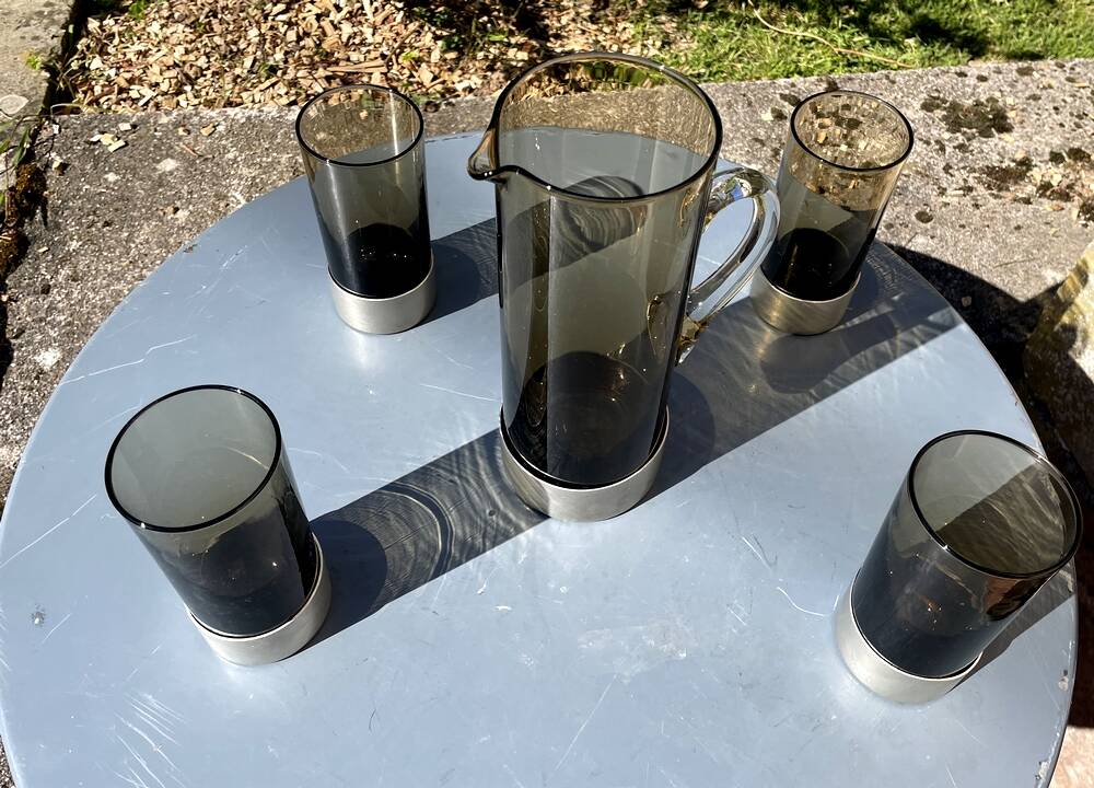Service a orangeade une cruche et ses 4 verres assortis couleur fume metal