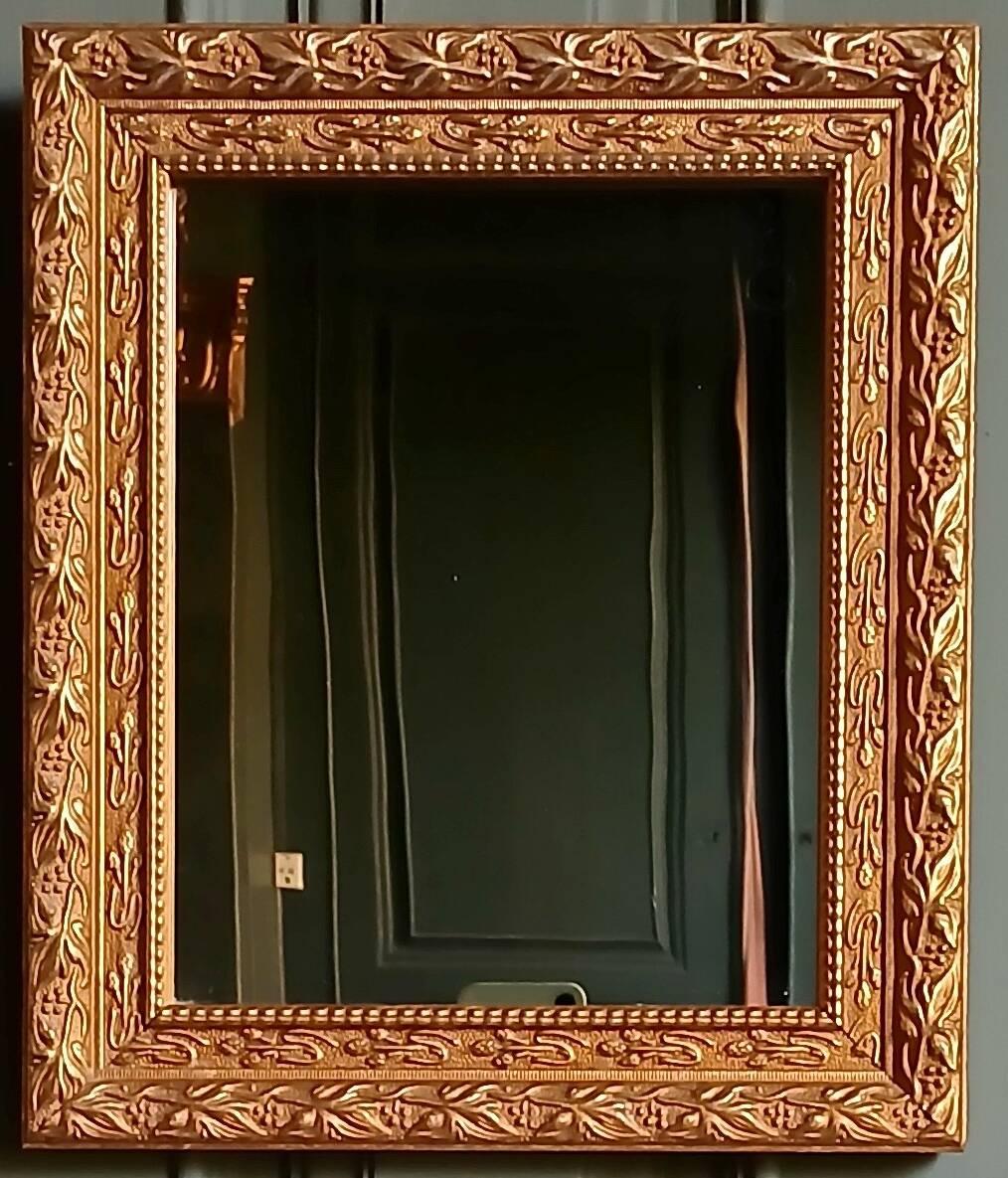 Small wall mirror in gilded wood.