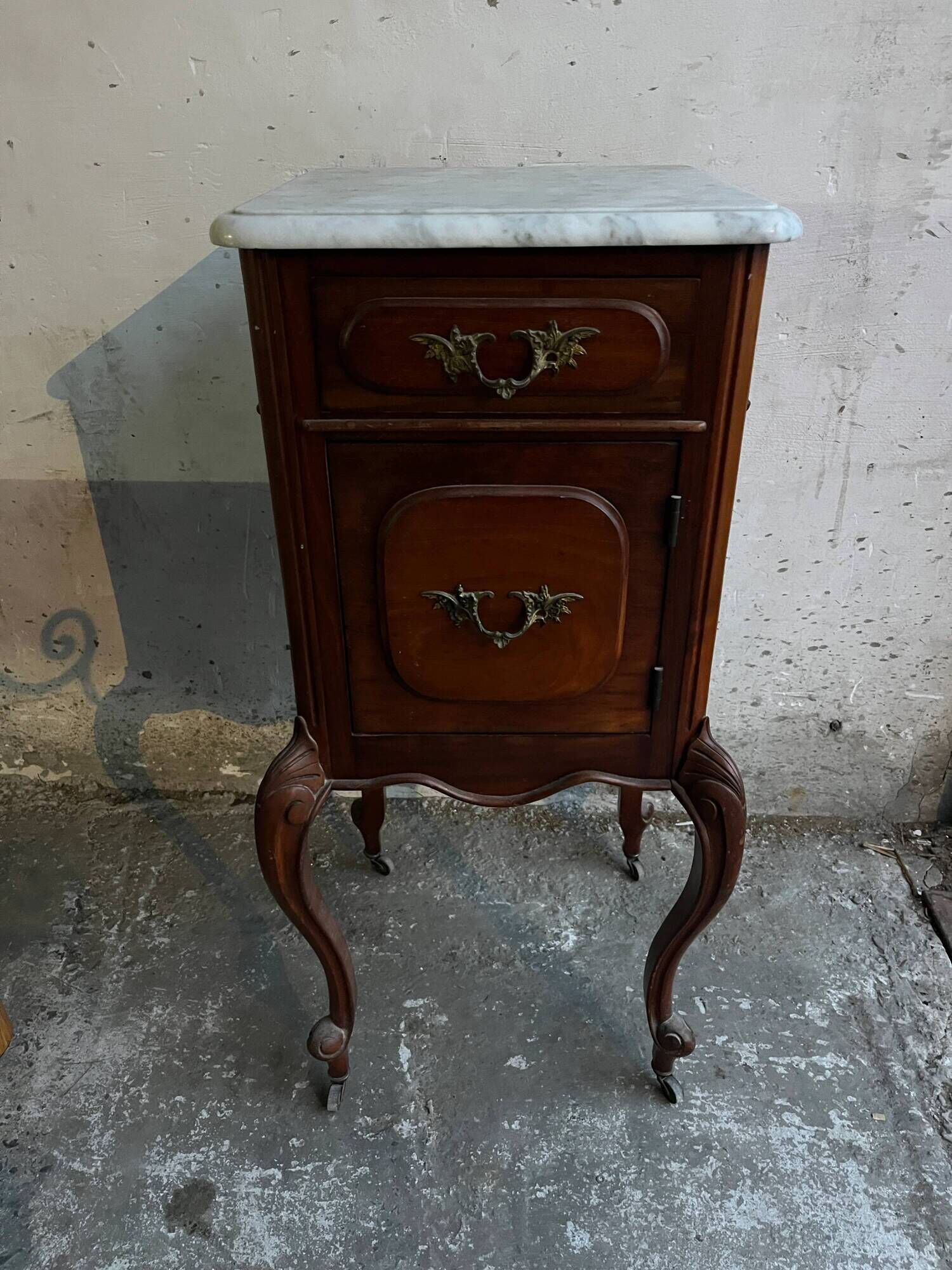 Table de chevet française style Louis XV avec plateau en marbre