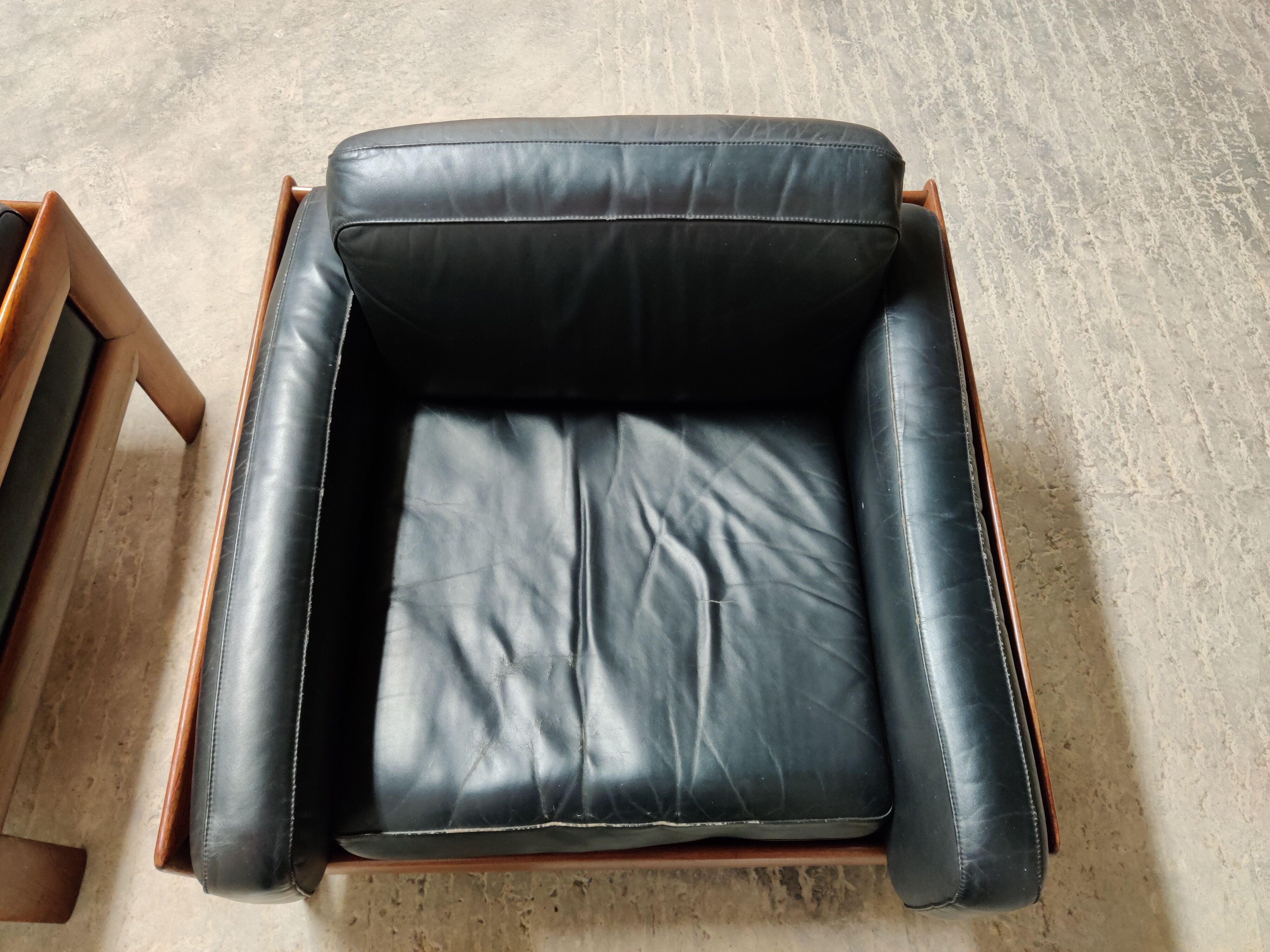 Paire de fauteuils en cuir années 1960