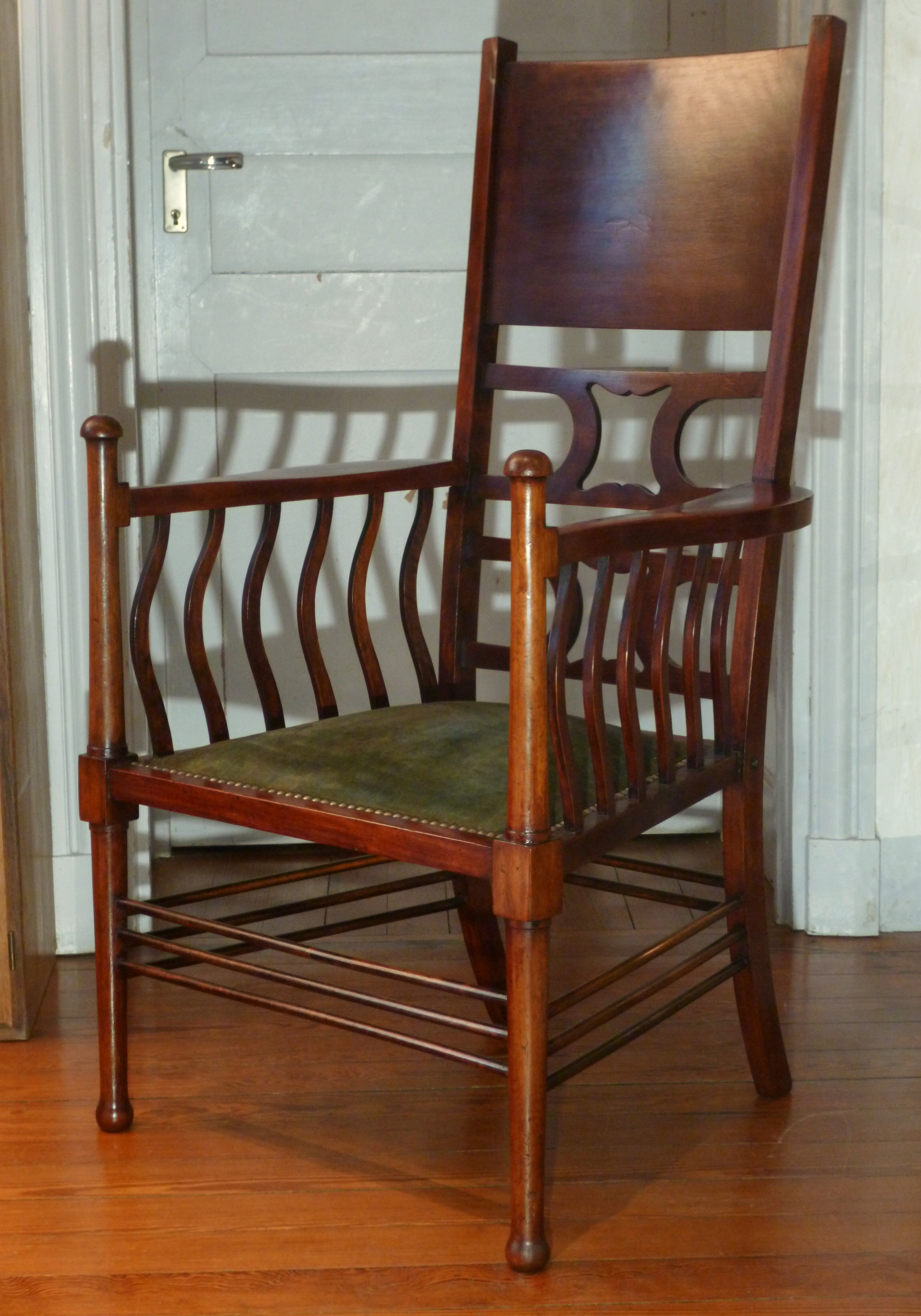 Arts and Crafts armchair, England late nineteenth/early twentieth