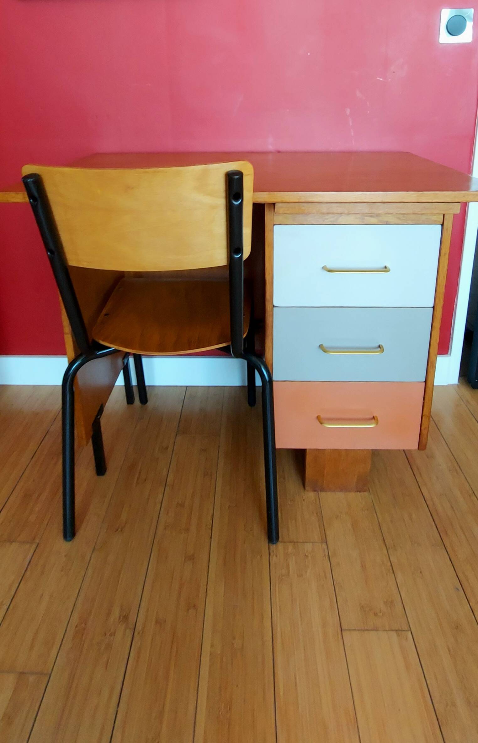 Restored vintage desk + matching chair 89 x 50 x 76 cm