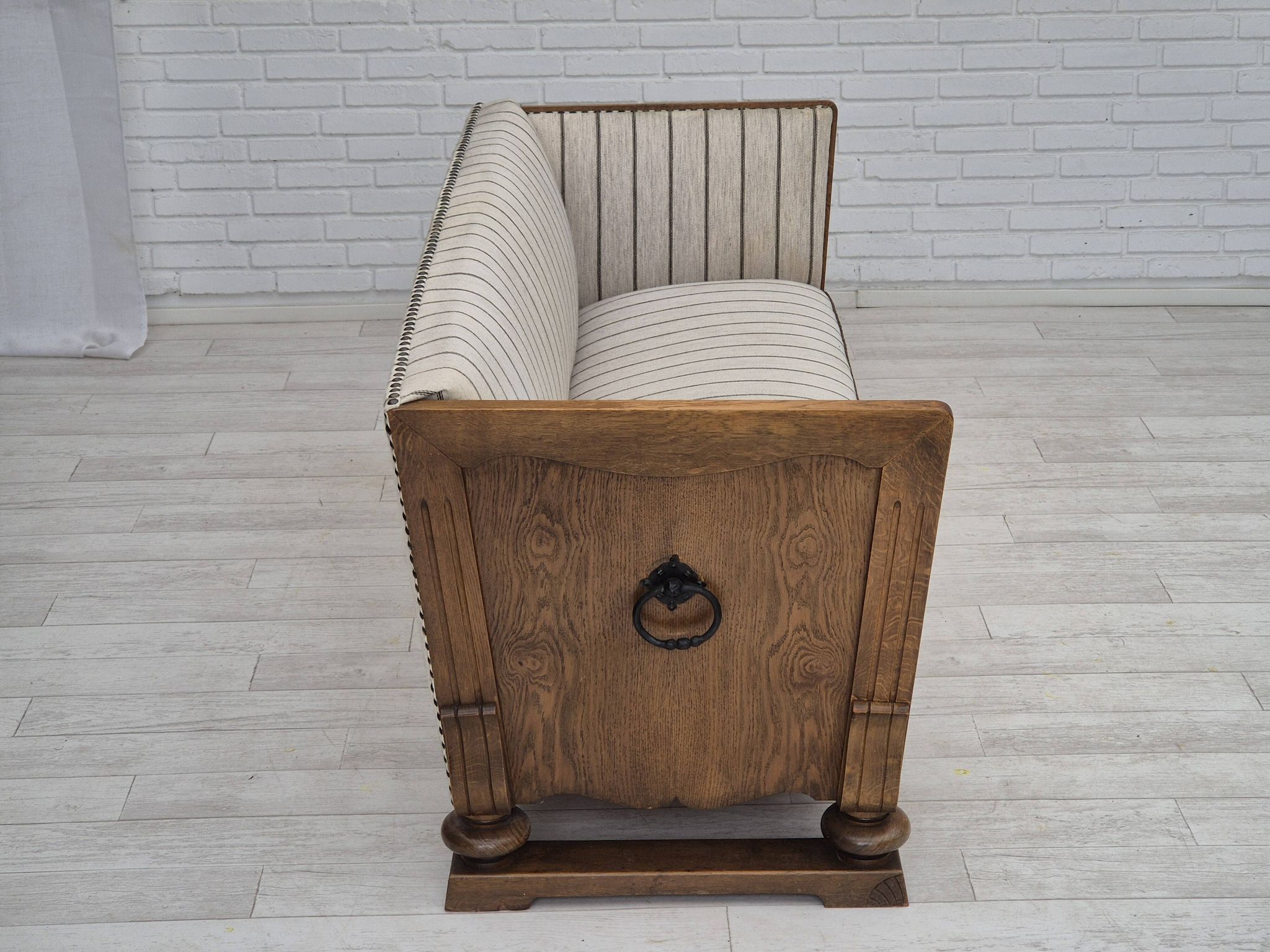 Années 1950, design scandinave, fauteuil retapissé, tissu blanc/gris clair, bois de chêne.