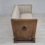 Années 1950, design scandinave, fauteuil retapissé, tissu blanc/gris clair, bois de chêne.