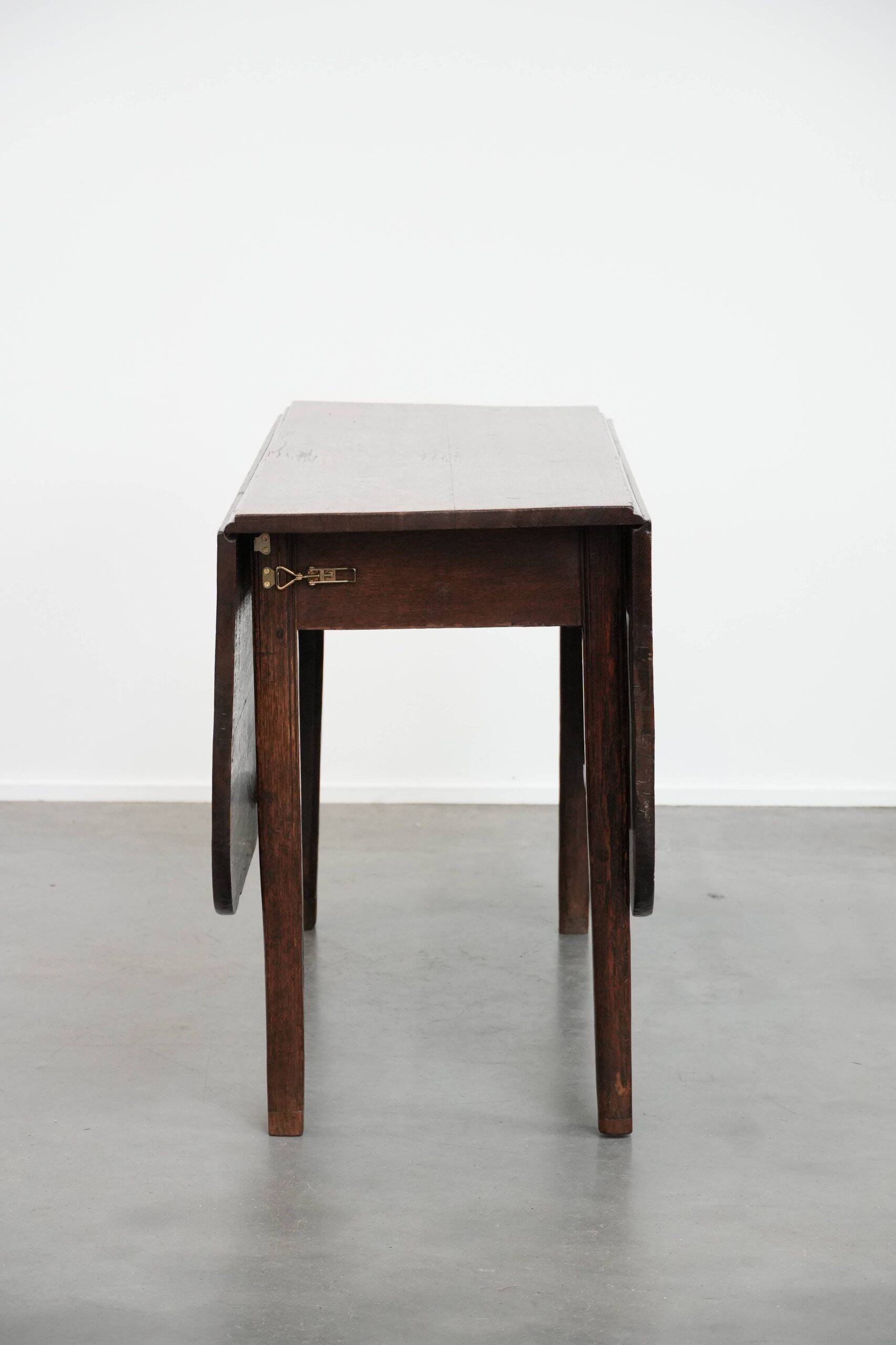 Charming antique English drop-leaf dining table made of oak from the late 19th century