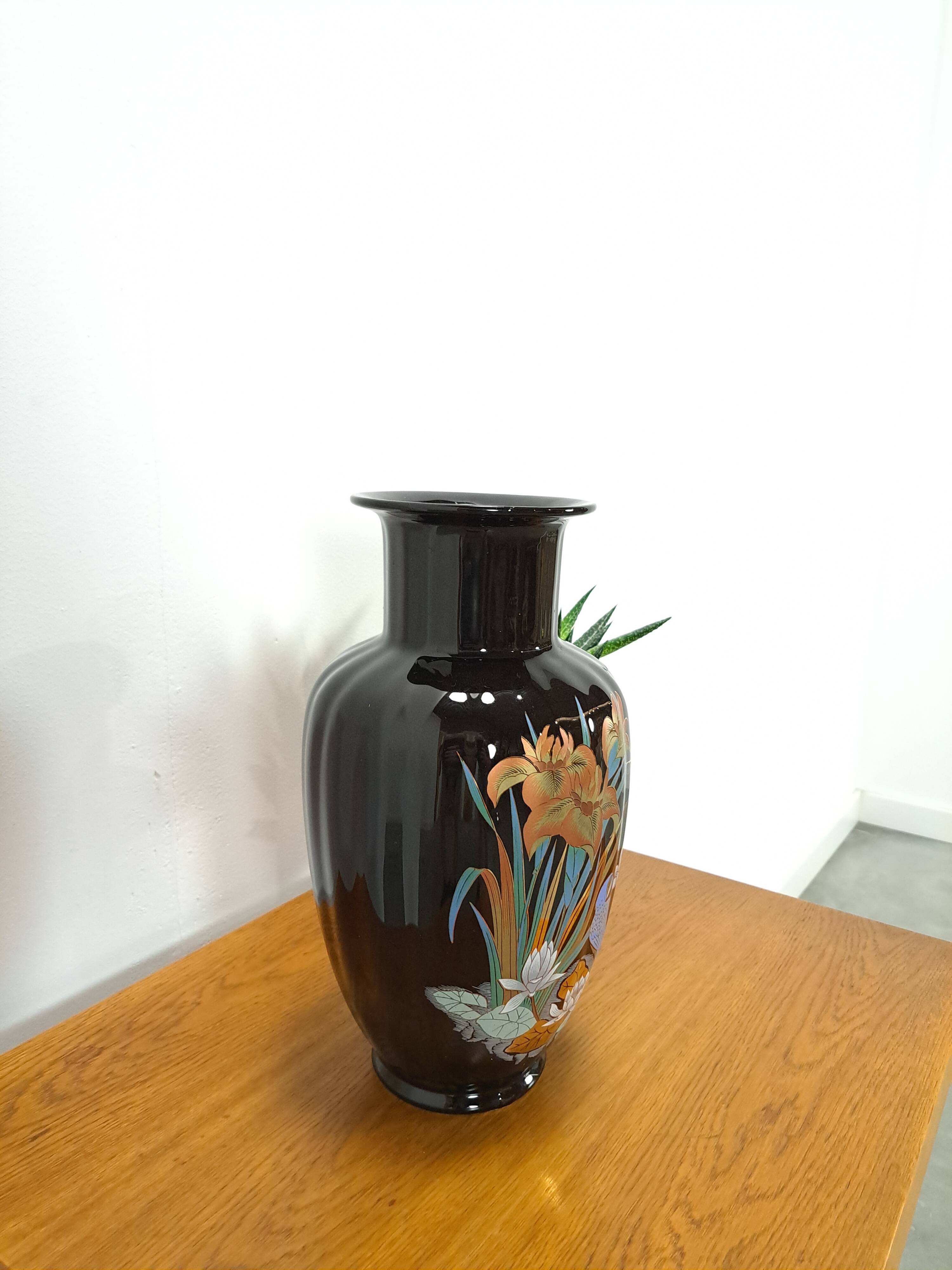 Vase vintage en porcelaine noire.