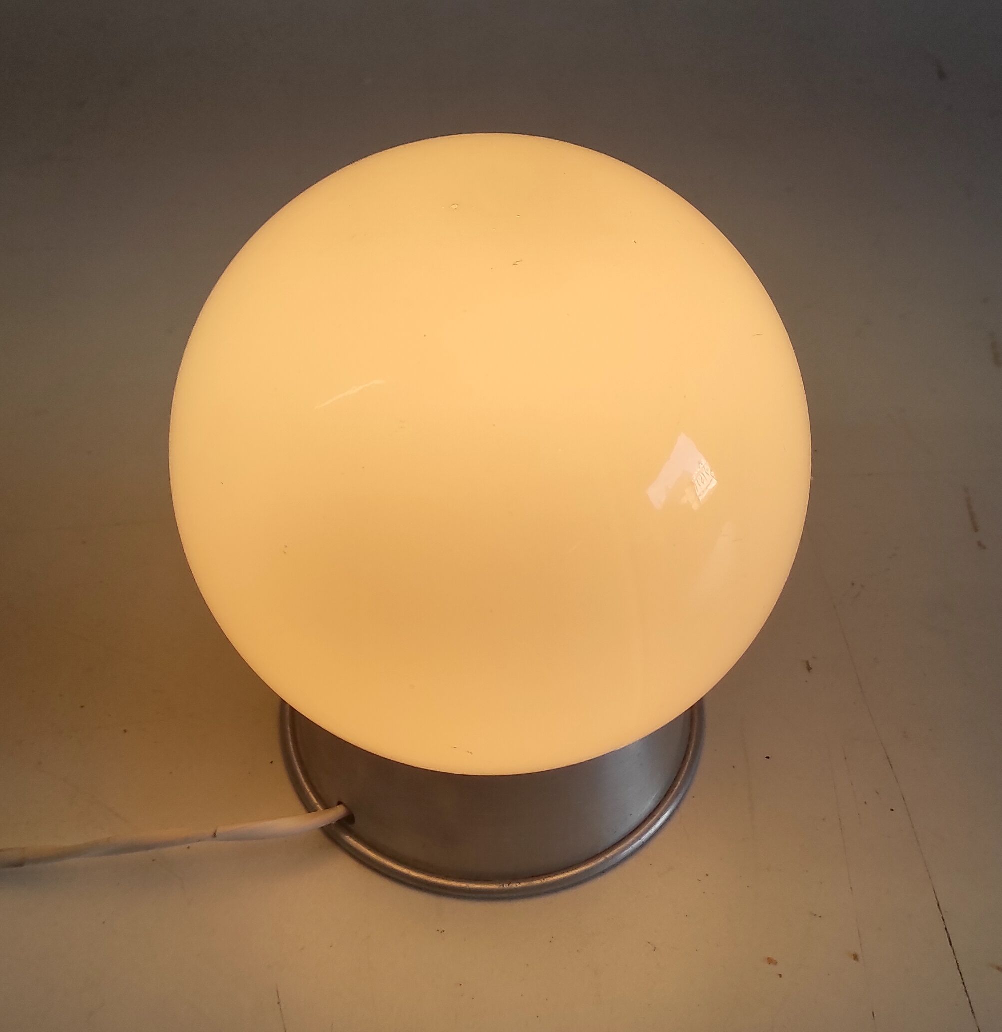 Lampe à poser en aluminium et globe opaline blanc – années 50/60