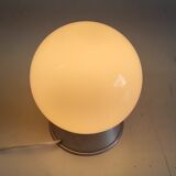 Lampe à poser en aluminium et globe opaline blanc – années 50/60