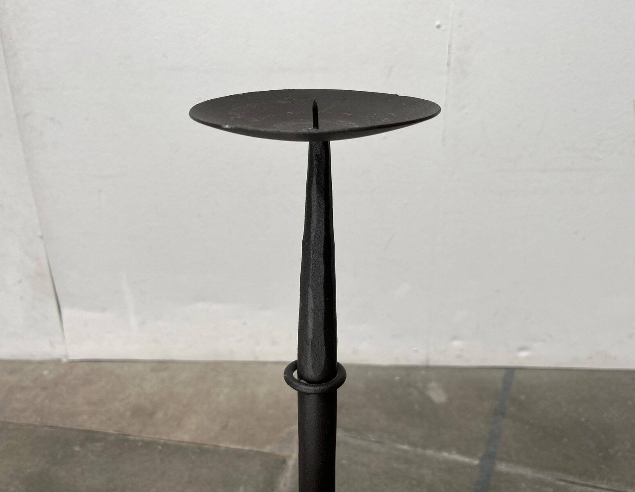 Large tripod candlestick in brutalist wrought iron, mid-century, 1960s.