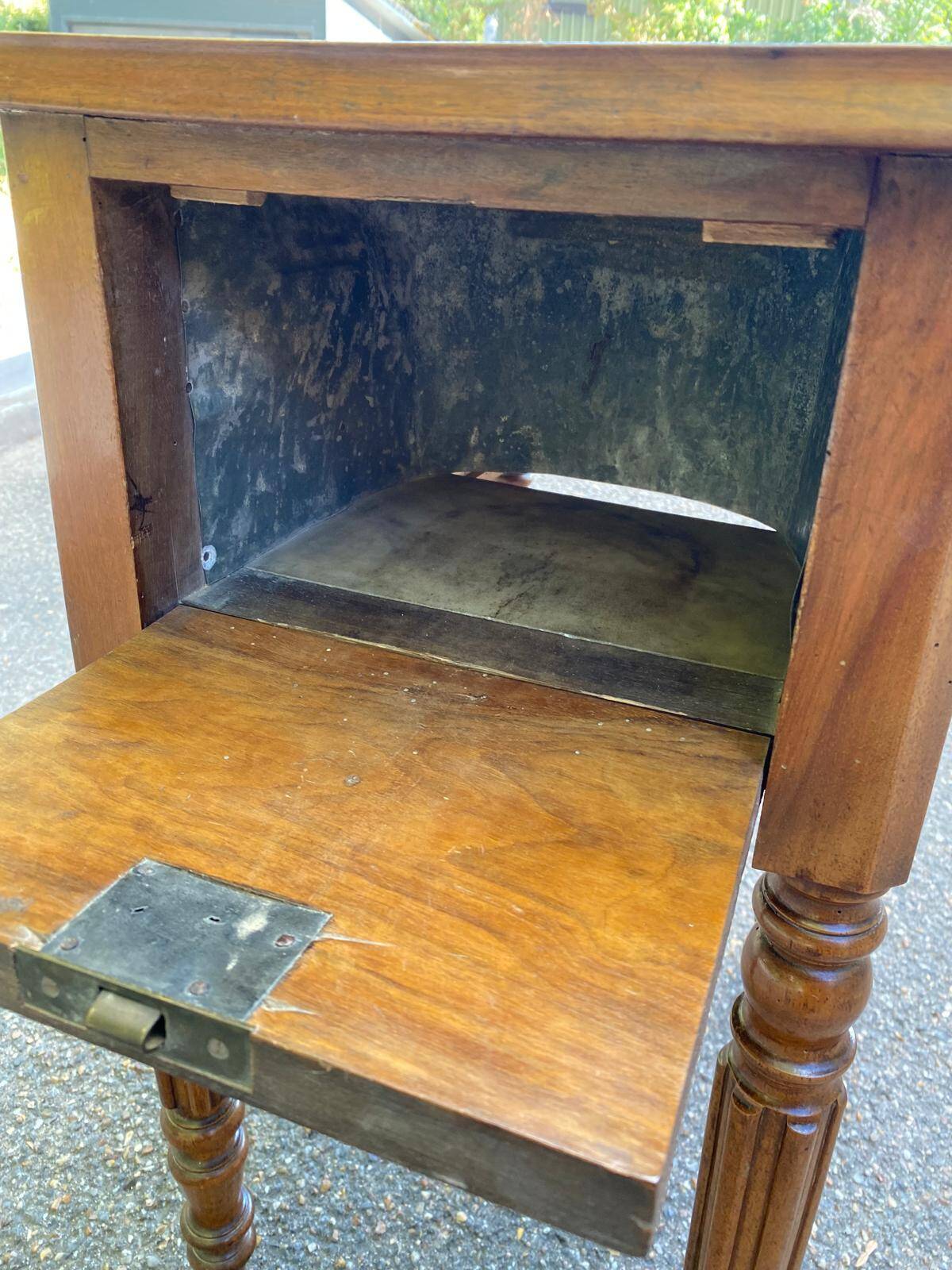 Victorian Pembroke table from the 19th century in walnut burr with drop-leaves.