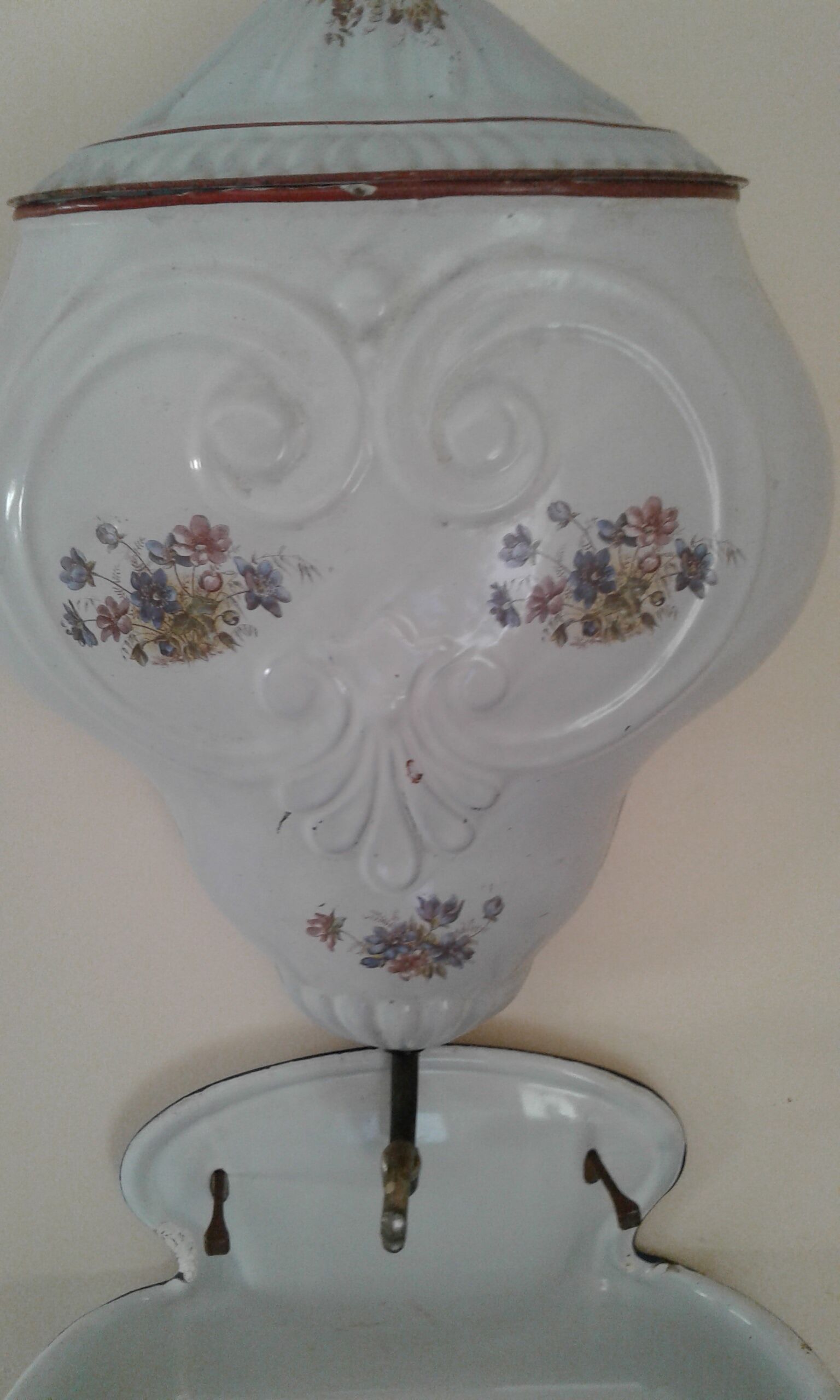 Fountain has enamelled water