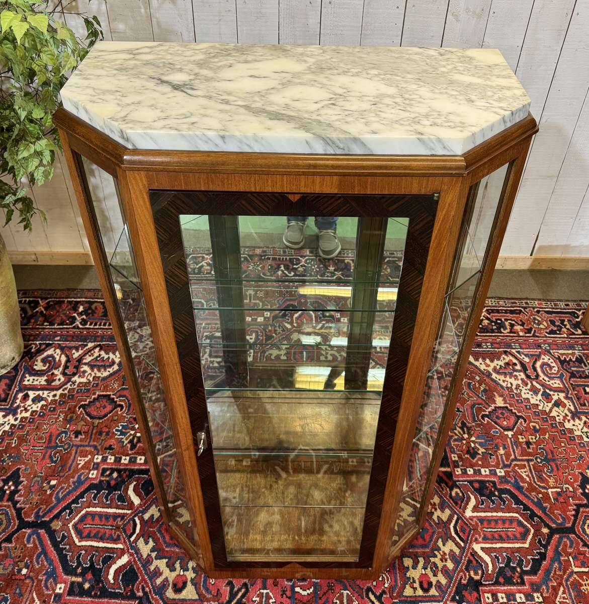 Vitrine Art déco en acajou, palissandre et dessus marbre blanc