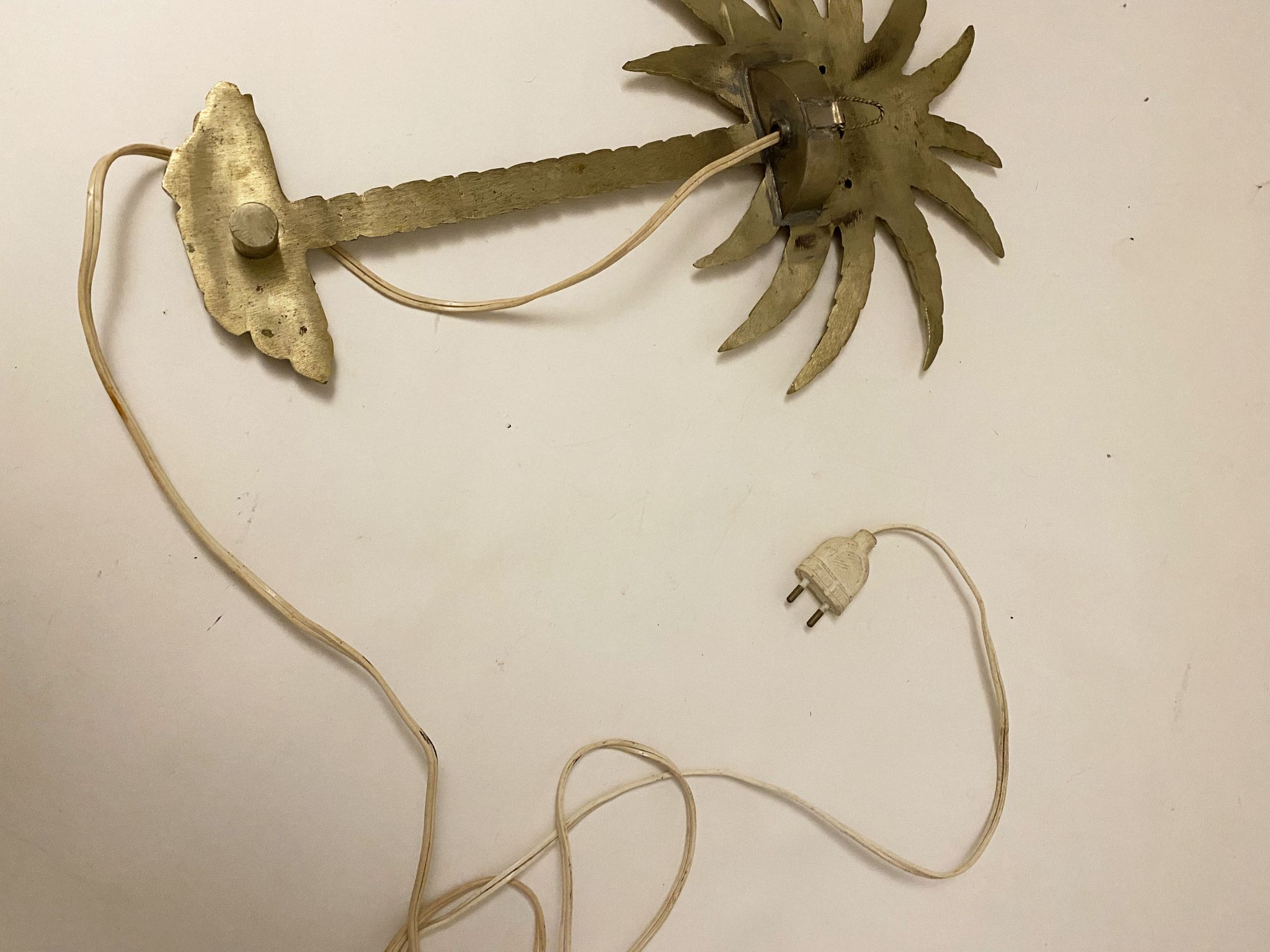 Hollywood Regency wall lamp in palm shape, in gold alloy brass type, from the 60s 70s.