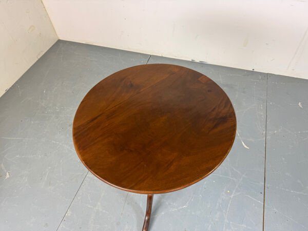 Table basse ronde à plateau inclinable en acajou ancien.