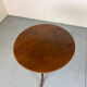 Table basse ronde à plateau inclinable en acajou ancien.