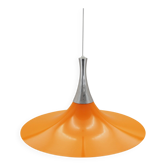 Suspension danoise des années 1960 avec abat-jour en métal orange.