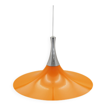 Suspension danoise des années 1960 avec abat-jour en métal orange.