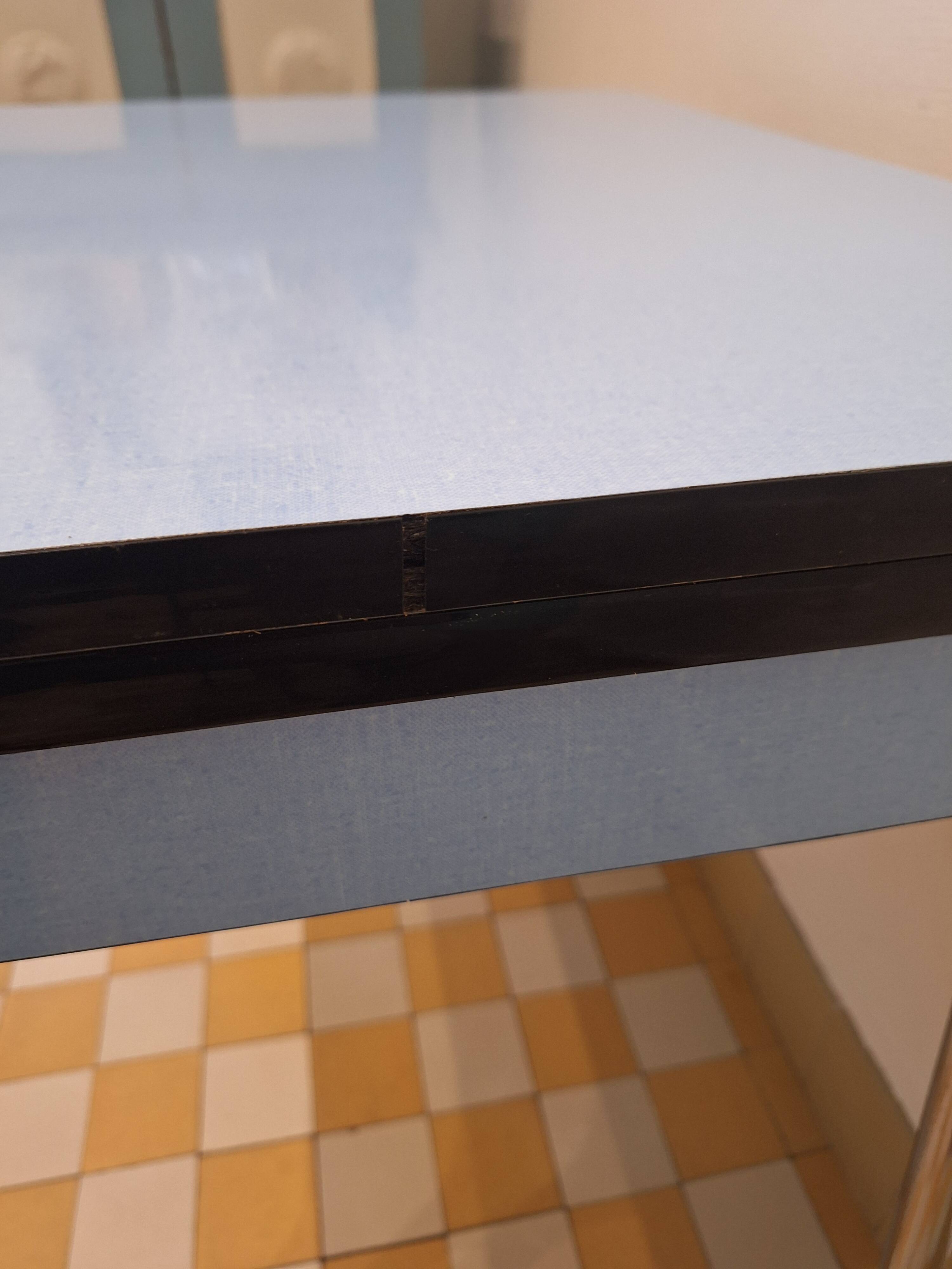Table et chaises formica bleu