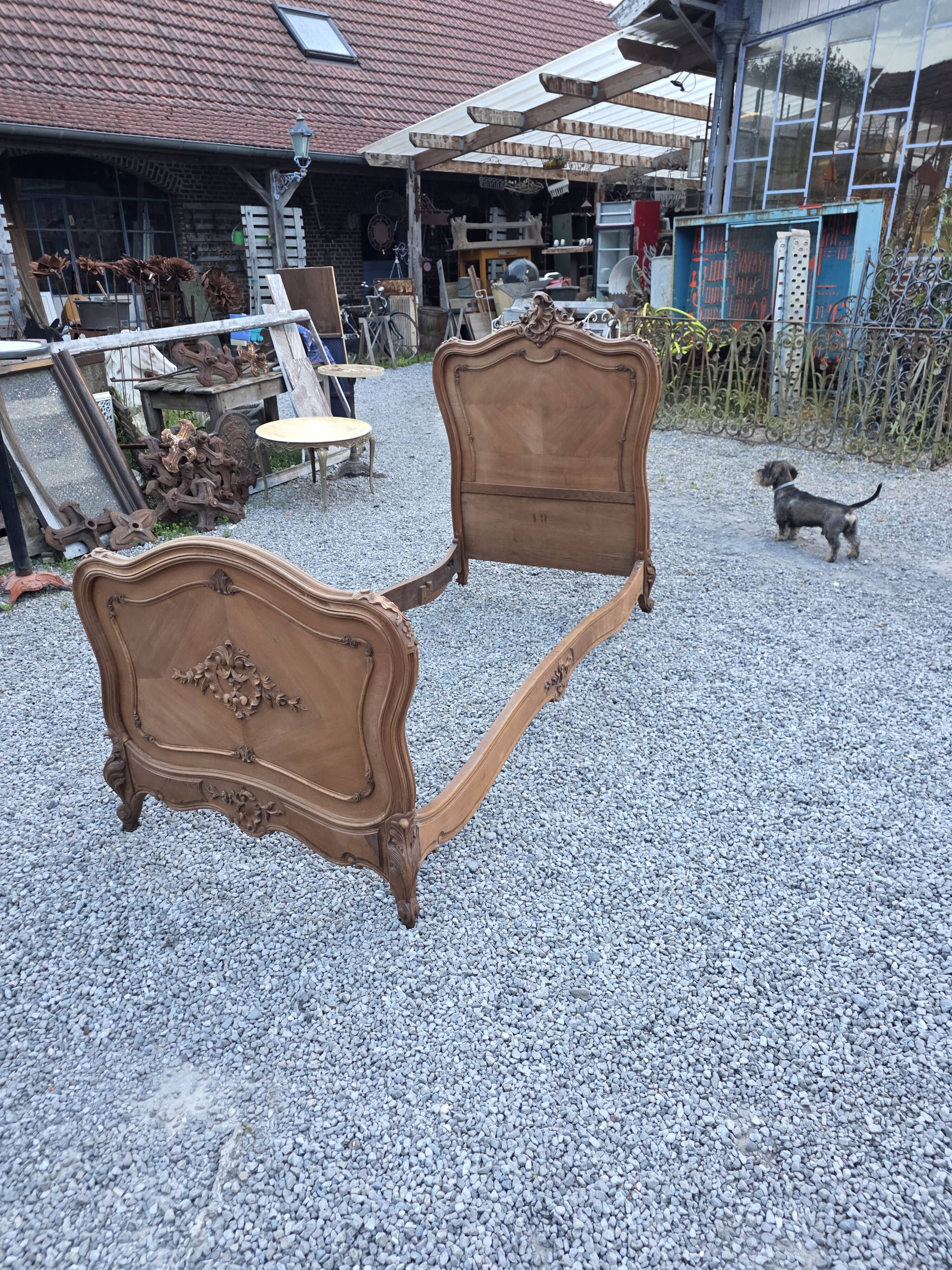 Lit style Louis XV en noyer (1 personne)