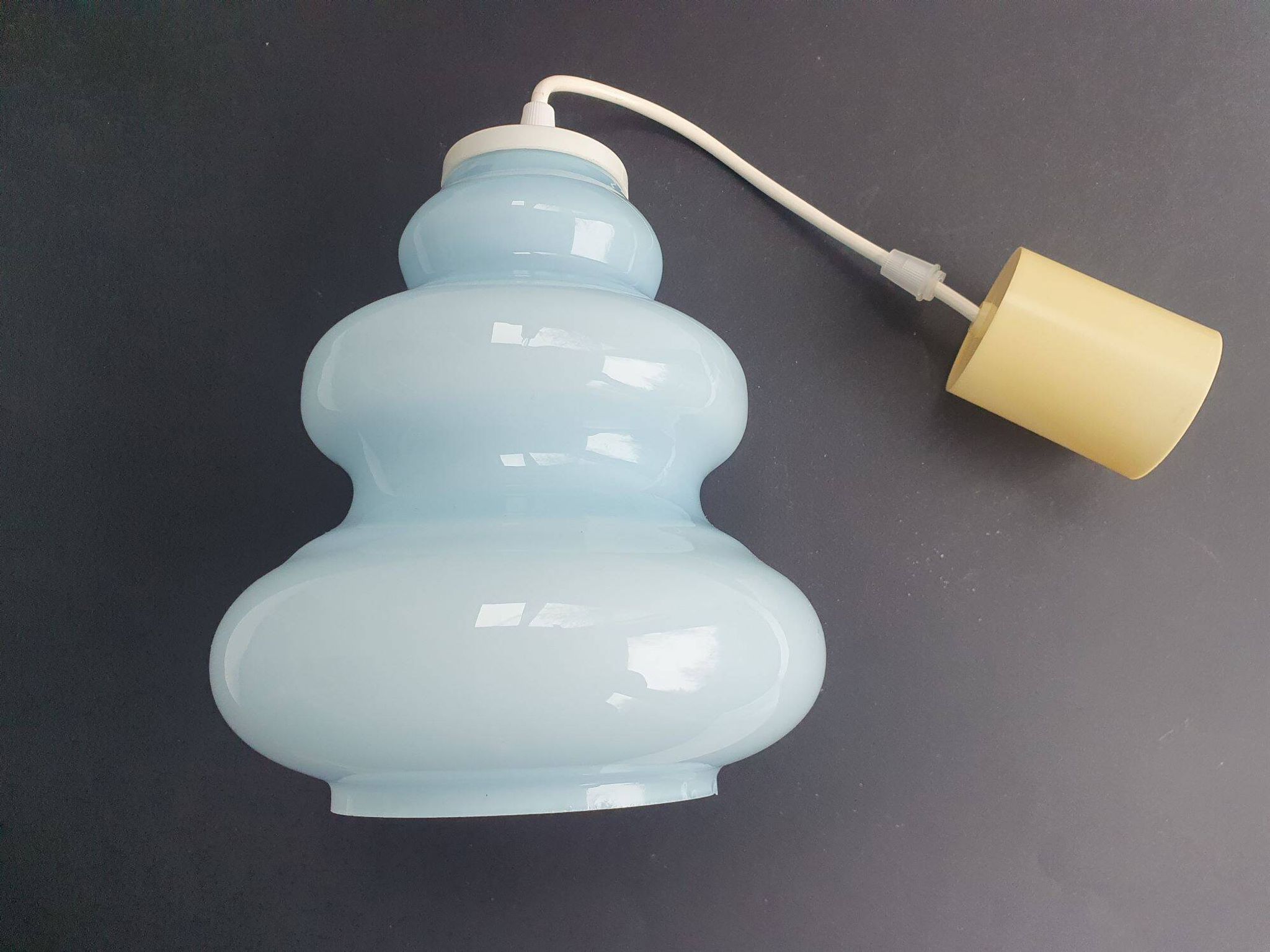 Suspension baladeuse en verre opalin bleu vintage